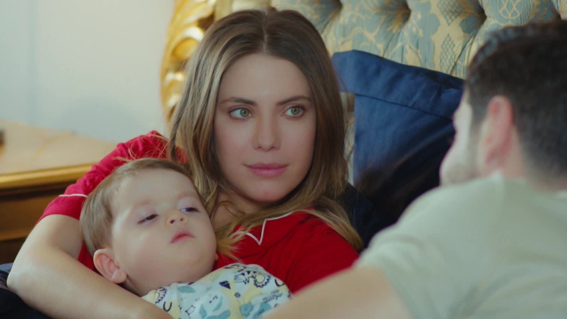 Eda Ece (Yildiz) in una scena di Forbidden Fruit 4