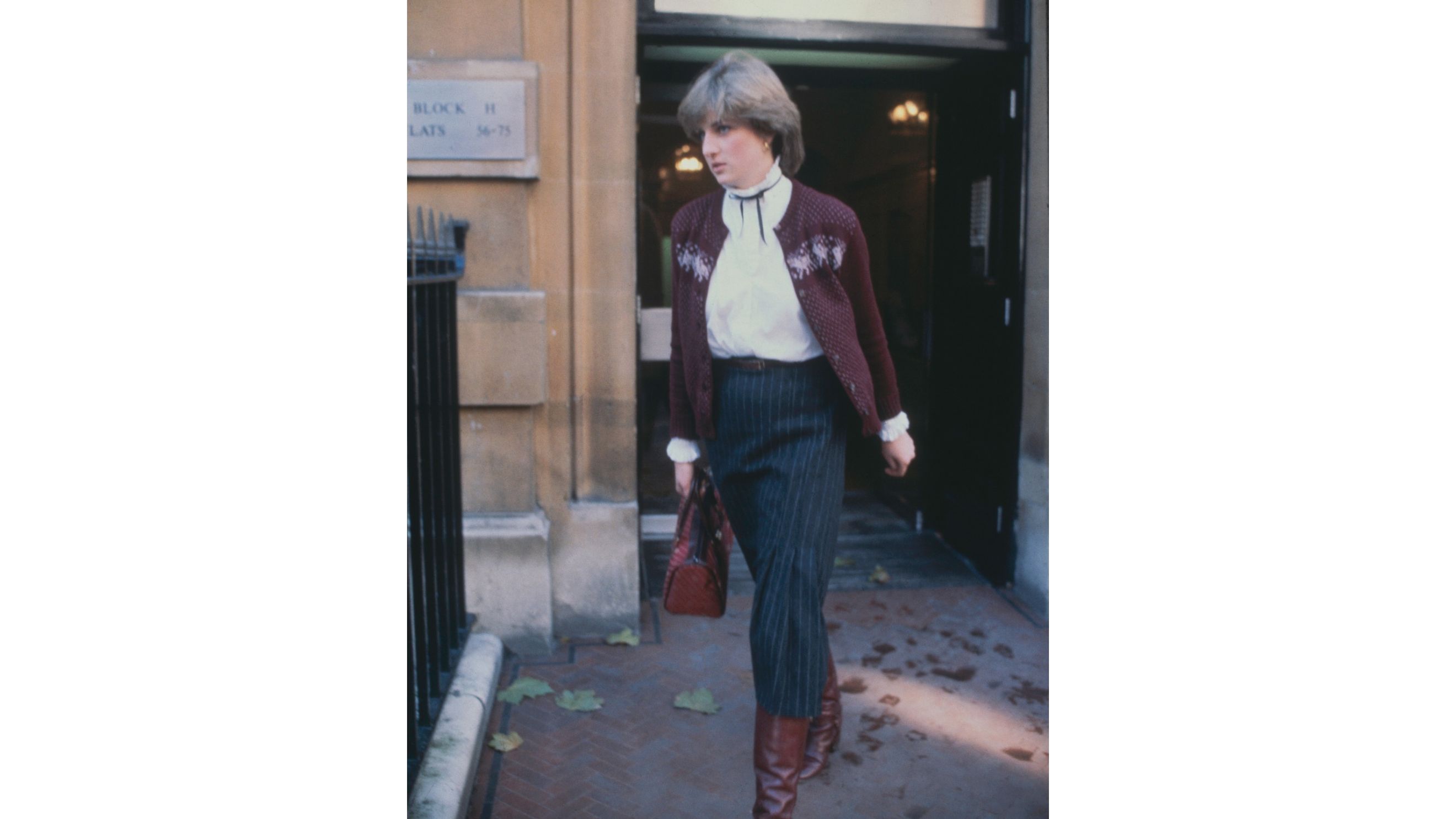 Lady Diana Spencer (1961-1997), fidanzata del Principe di Galles, mentre esce dal suo appartamento a Coleherne Court, nel quartiere di Earl’s Court, a Londra, il 12 novembre 1980 - Credits: Getty Images