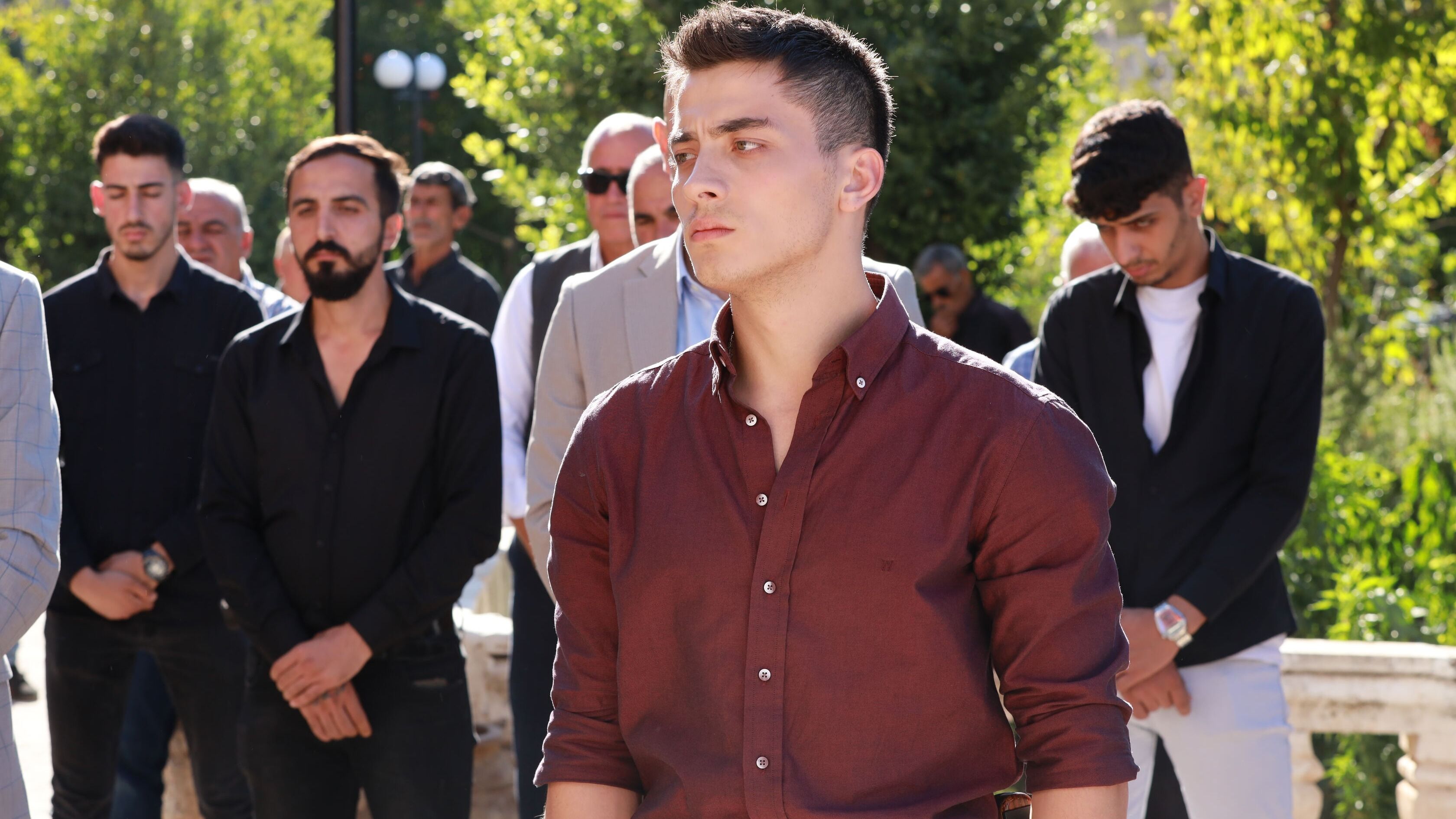 Atakan Ozkaya (Kaya) in una scena di Far Away