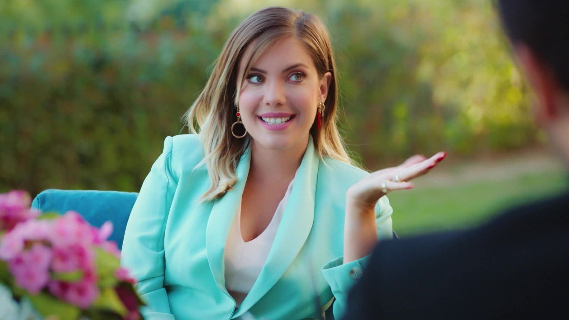 Eda Ece (Yildiz) in una scena di Forbidden Fruit 4