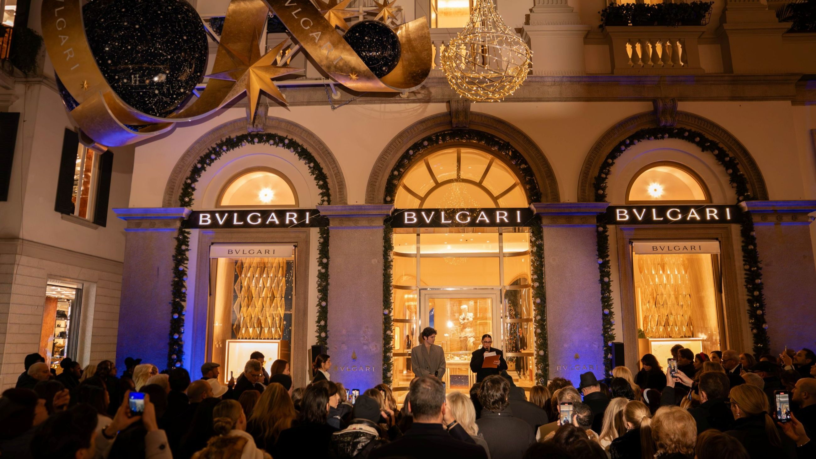 La Maison inaugura la stagione festiva con due serate iconiche: la spettacolare façade luminosa del flagship di Via Montenapoleone - Courtesy Press Office