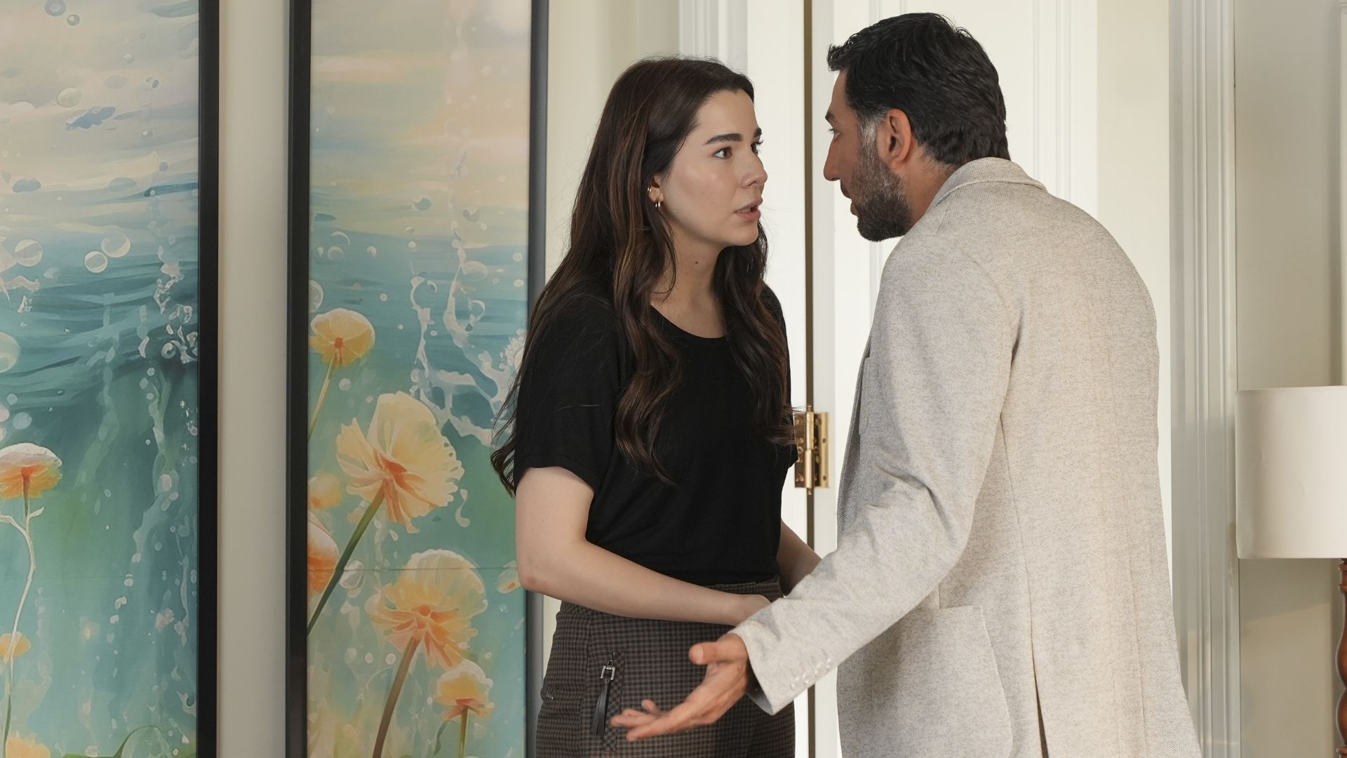 Feyza Sevil Gungor (Oylum Yenersoy) e Berkay Ates (Kahraman Sarpoglu)