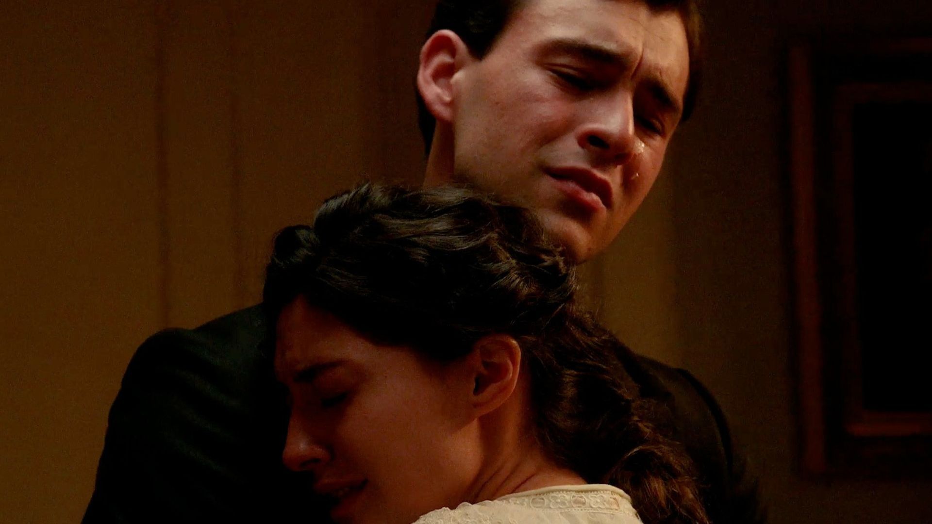 Xavi Lock (Curro) e Marta Costa (Angela) in una scena de La Promessa