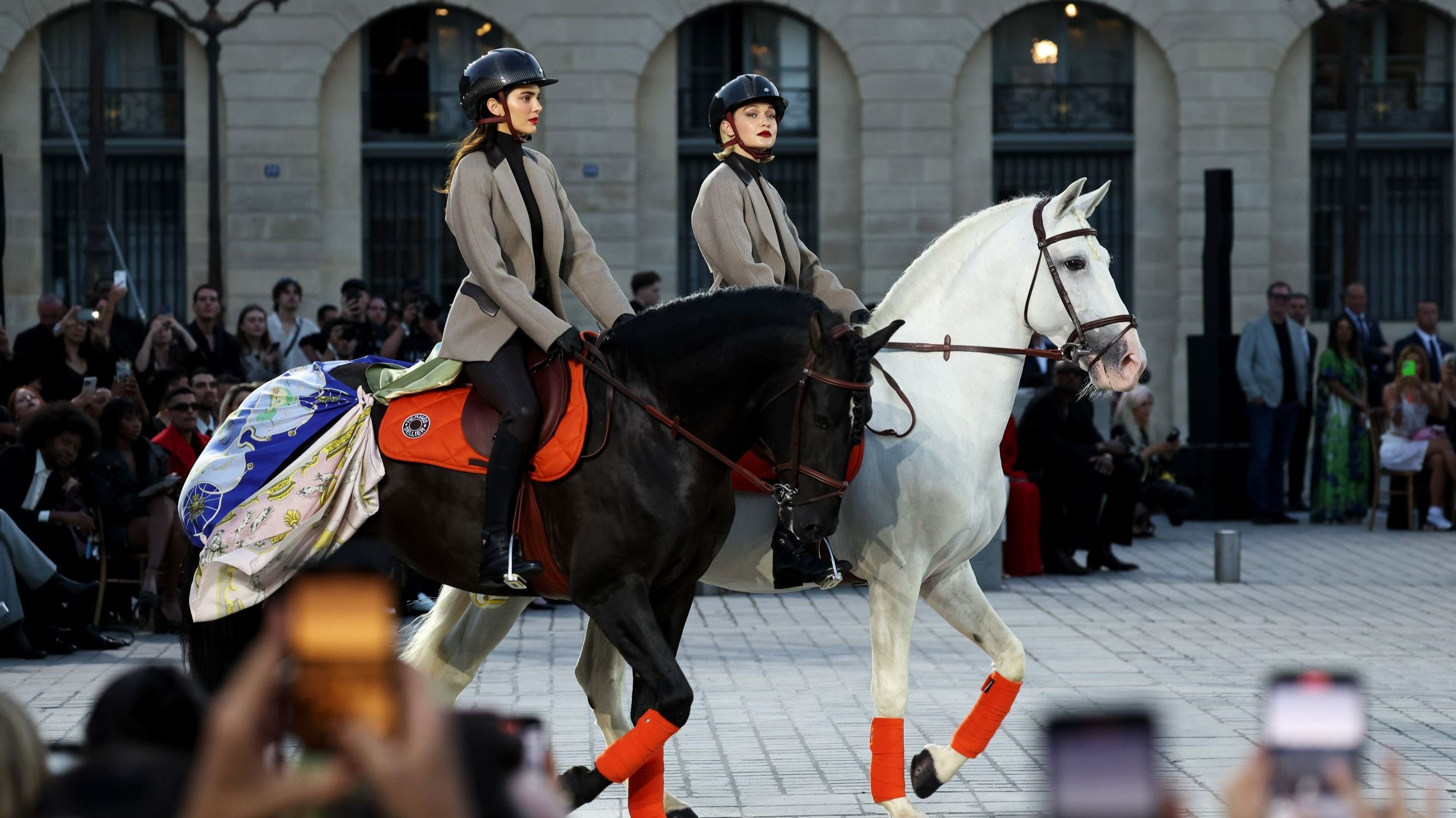 Kendall Jenner e Gigi Hadid a cavallo durante la sfilata di “Vogue World: Paris” a Place Vendôme; 23 giugno 2024, Parigi, France - Credits: Getty Images