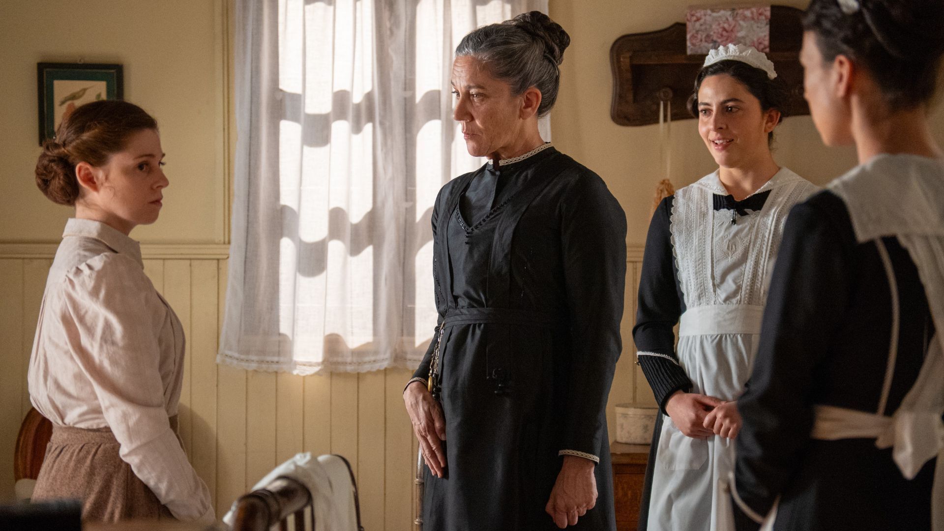 Sara Molina (Maria), Marga Martinez (Petra Arcos) e Angela Echaniz Oyarzabal (Vera Gonzales) in una scena de La promessa