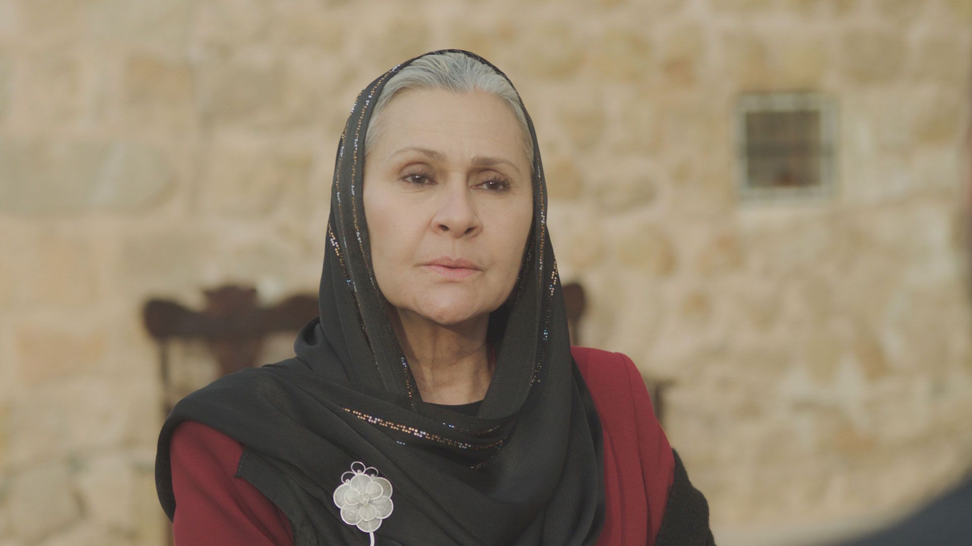 Gonca Cilasun (Sadakat) in una scena di Far Away