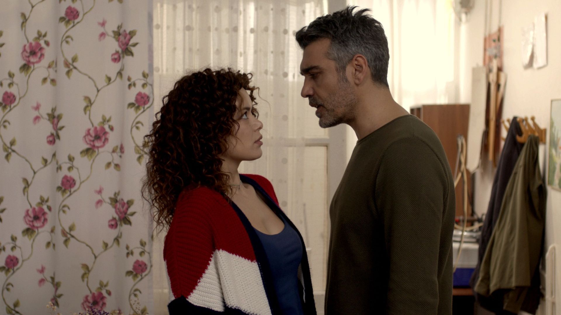 Seray Kaya (Sirin) e Caner Cindoruk (Sarp) in una scena de La forza di una donna 2
