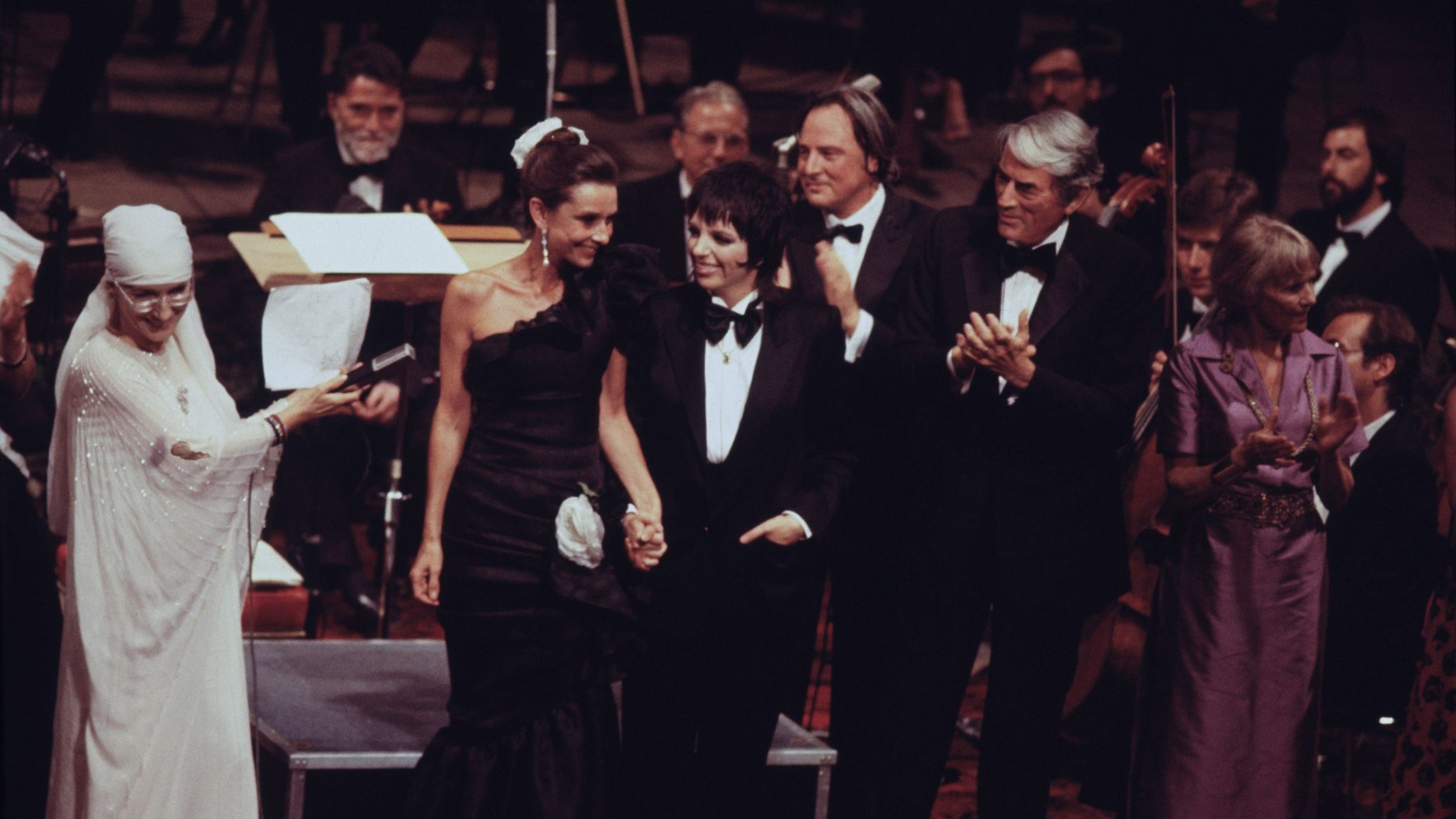  Audrey Hepburn e Liza Minnelli sul Palco della Mostra del cinema di Venezia nel 1983 - Credits Getty Images