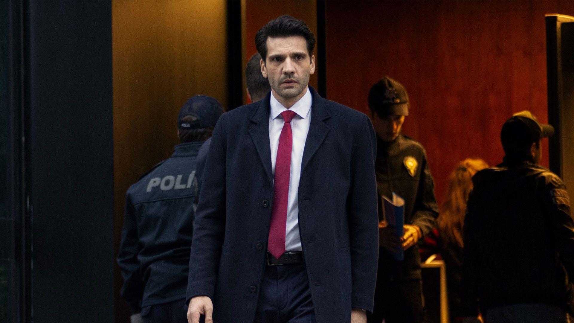 Kaan Urgancıoğlu (Ilgaz Kaya) in una scena di Segreti di famiglia