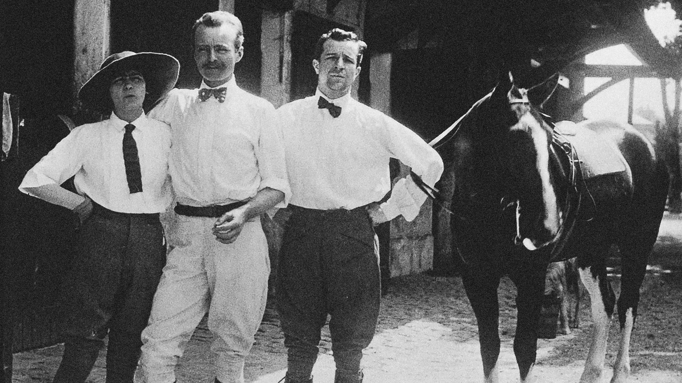 Gabrielle Chanel con Étienne Balsan, al centro, allo Château de Royallieu (Collezione privata) - Credits: Getty Images