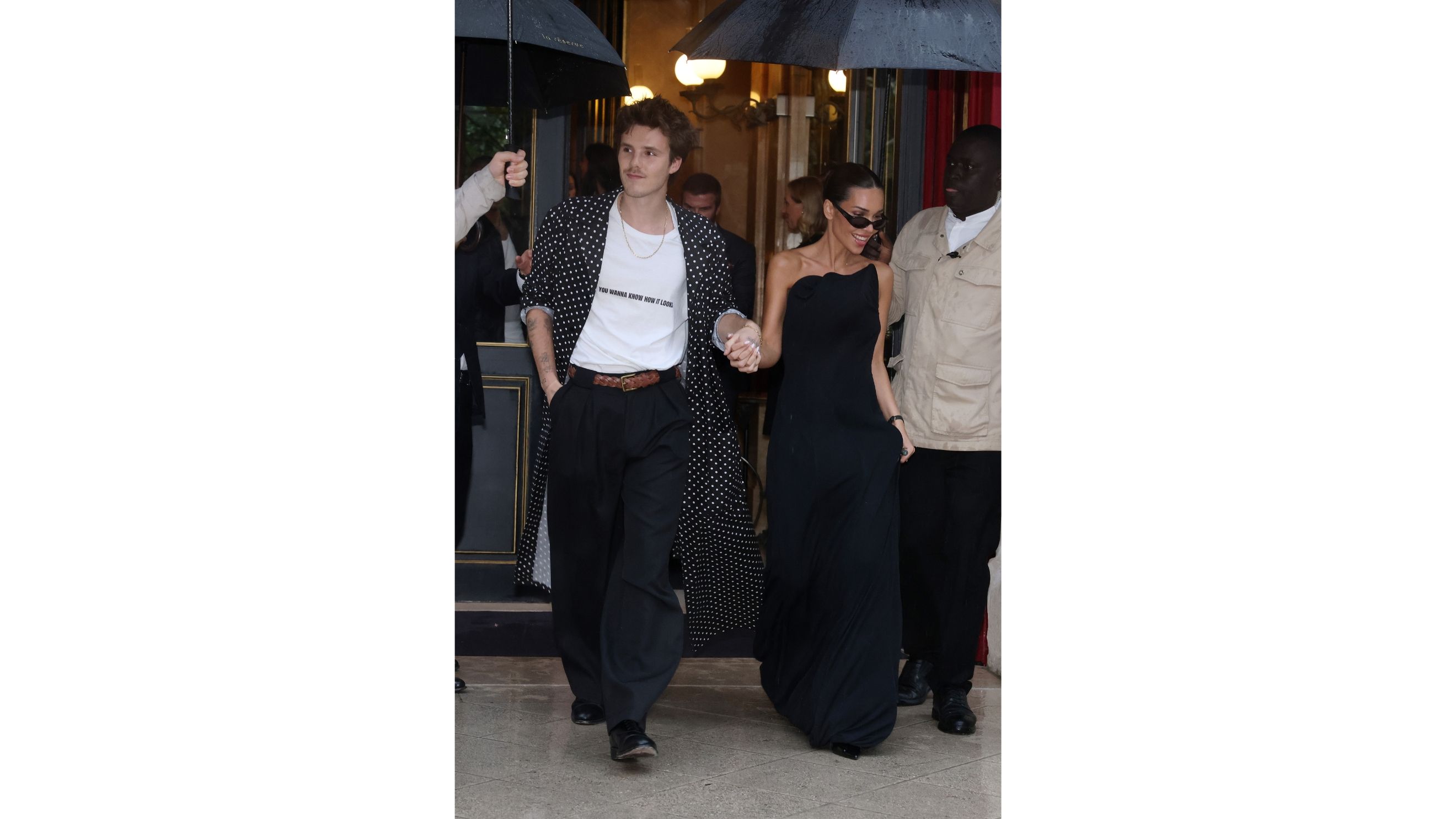 Cruz Beckham e la findanzata Jackie Apostel lasciano l'albergo per dirigersi alla sfilata di Victoria; Paris Fashion Week, 3 ottobre 2025 
Credits: Getty Images 
