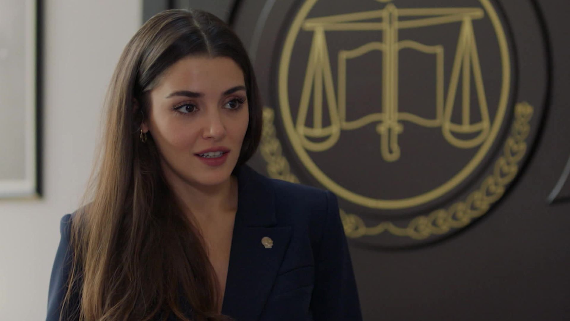 Hande Erçel (Leyla) in una scena di Another Love