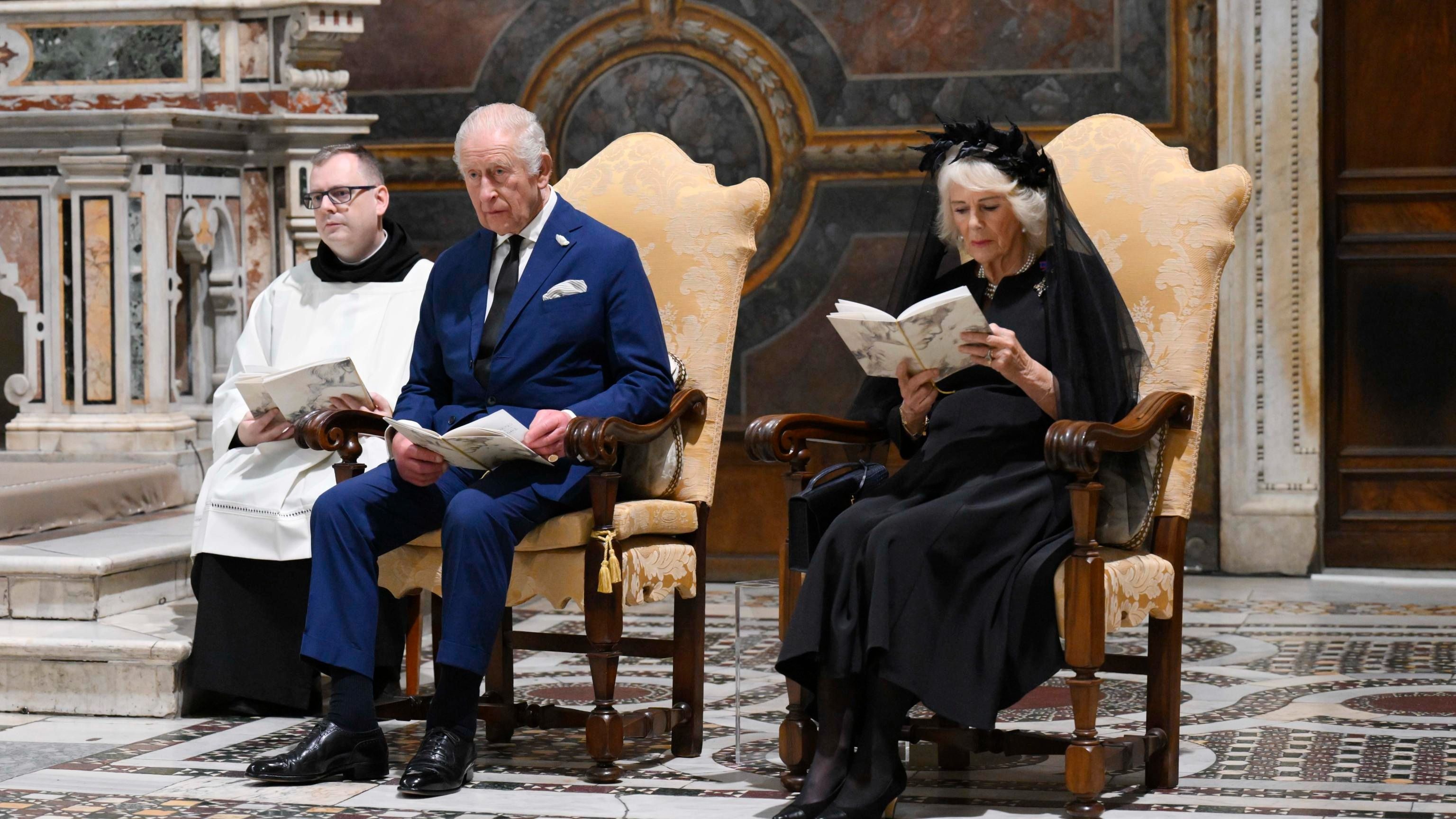 Re Carlo e la regina Camilla nella Cappella Sistina