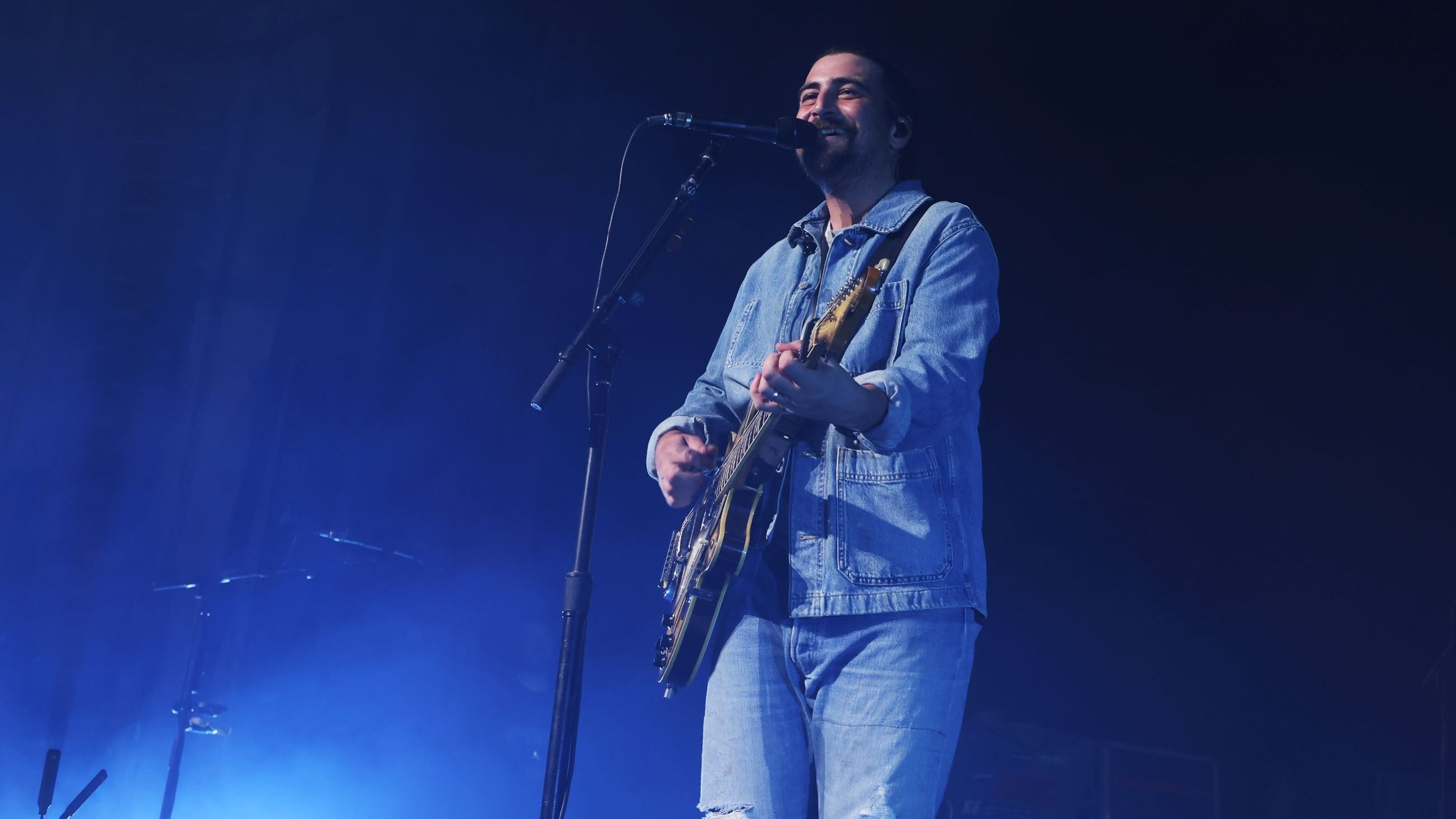 Noah Kahan si esibisce sul palco in occasione dell'evento “Noah Kahan Live from The Warfield” - Credits Getty Images