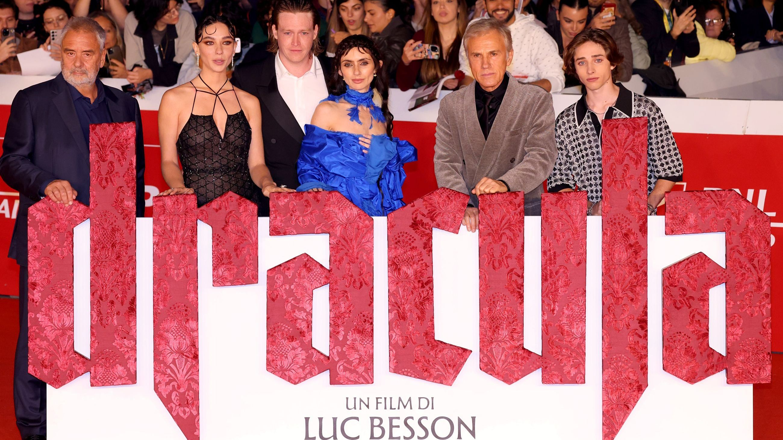Luc Besson, Caleb Landry Jones, Christoph Waltz, Zoë Bleu, Matilda De Angelis e Raphael Luce partecipano al red carpet di "Dracula (Dracula – L’Amore Perduto)" durante la 20ª edizione della Festa del Cinema di Roma all’Auditorium Parco della Musica il 24 ottobre 2025 a Roma, Italia - Credits: Getty Images
