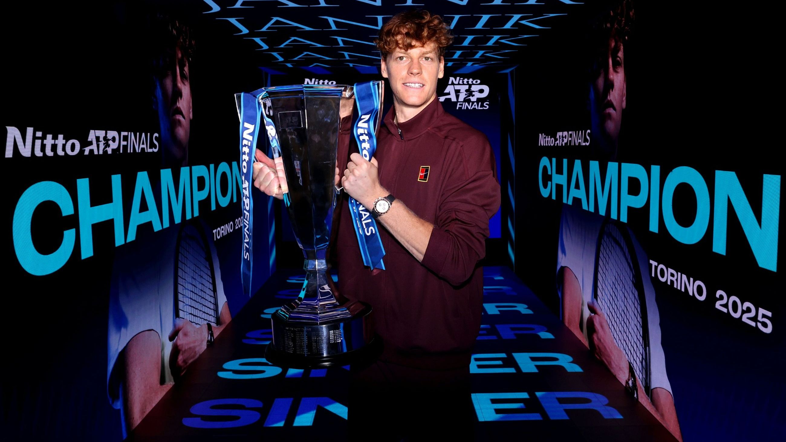 Il vincitore Jannik Sinner dell’Italia posa per una foto con il trofeo dopo la finale del singolare maschile contro Carlos Alcaraz di Spagna nell’ottavo giorno delle Nitto ATP Finals 2025 alla Inalpi Arena il 16 novembre 2025 a Torino, Italia - Credits: Getty Images