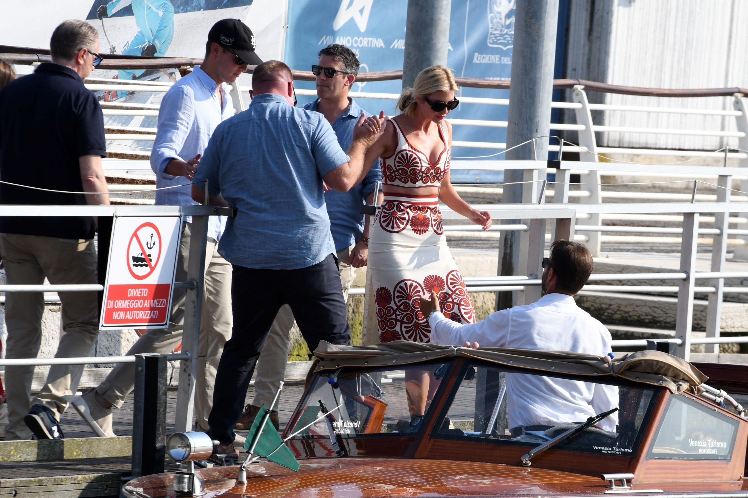 Ivanka Trump e il marito Jared Kushner salgono su un taxi dopo essere arrivati all'aeroporto Marco Polo di Venezia 
Credit: Getty Images 