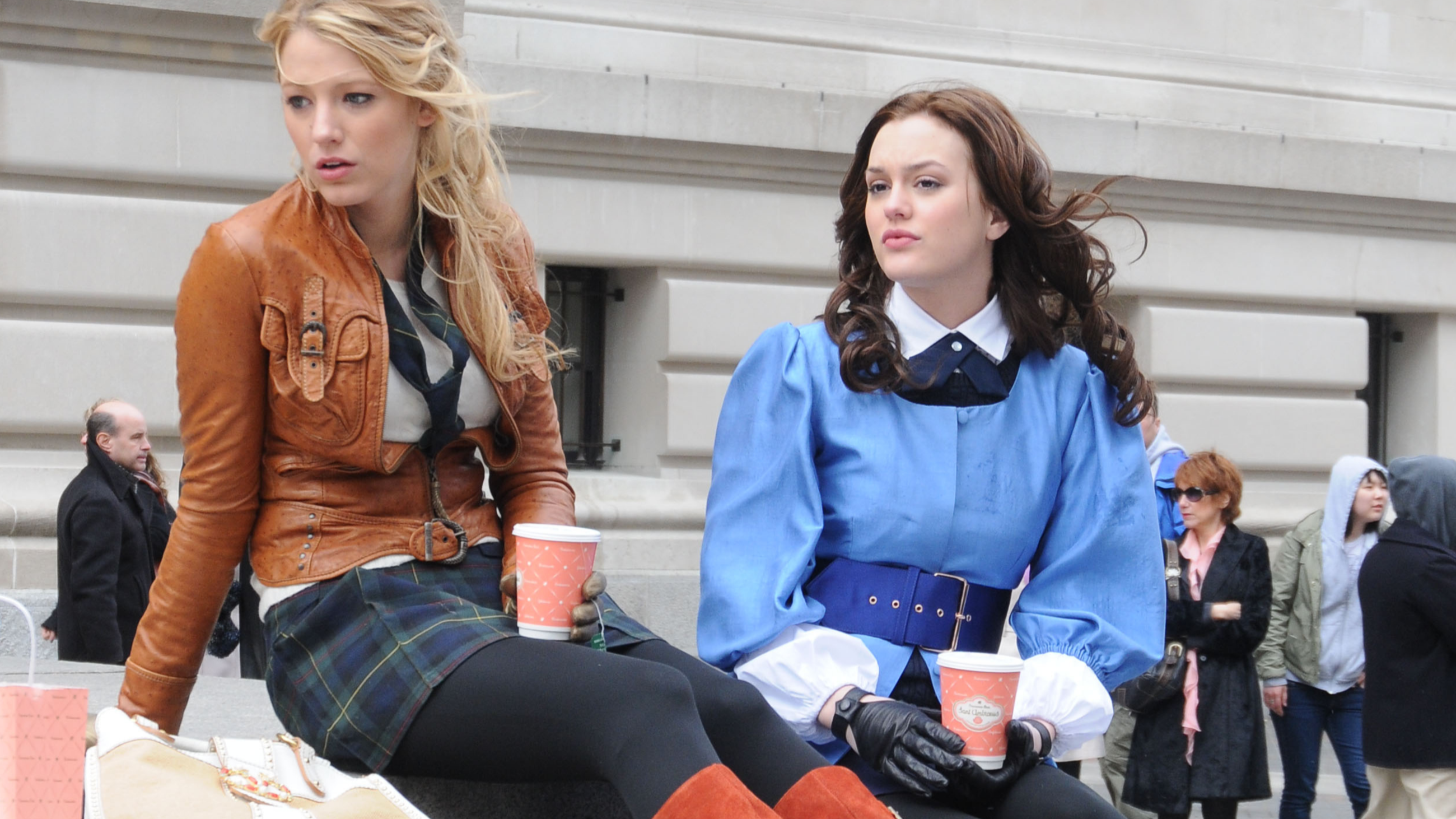 Blake Lively e Leighton Meester nei panni di Serena van der Woodsen e Blair Waldorf, durante le riprese di Gossip Girl, a New York City, nel 2008
Credits: Getty Images