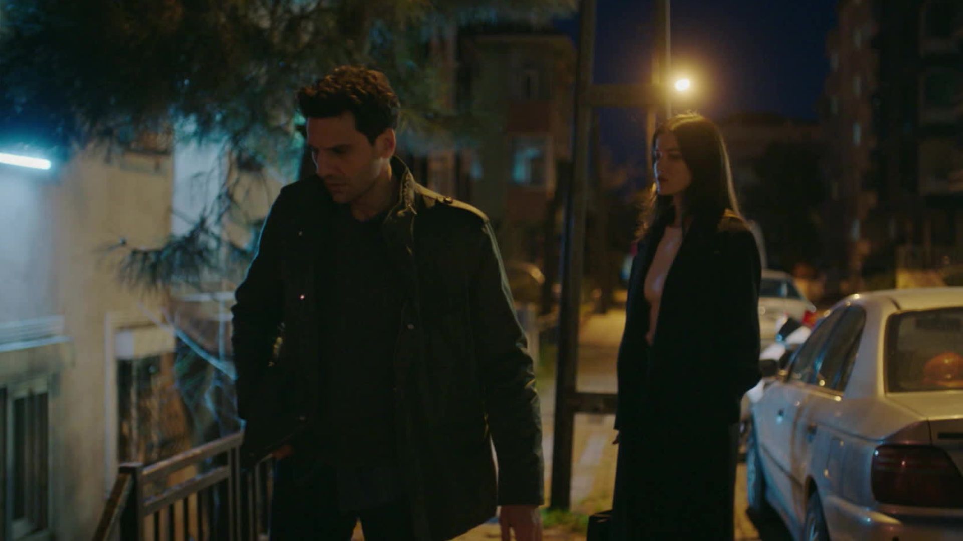Kaan Urgancioglu (Ilgaz) e Pinar Deniz (Ceylin) in una scena di Segreti di famiglia 2