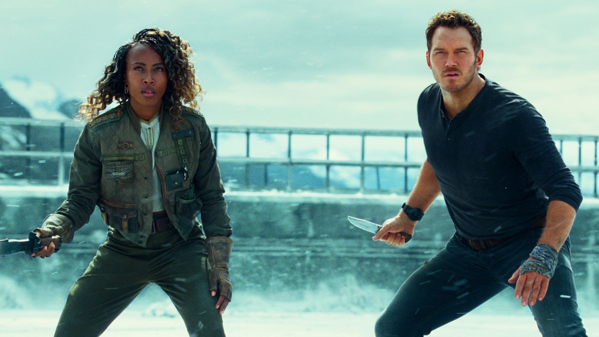 Chris Pratt e Kyla Watts in una scena di Jurassic World Il dominio