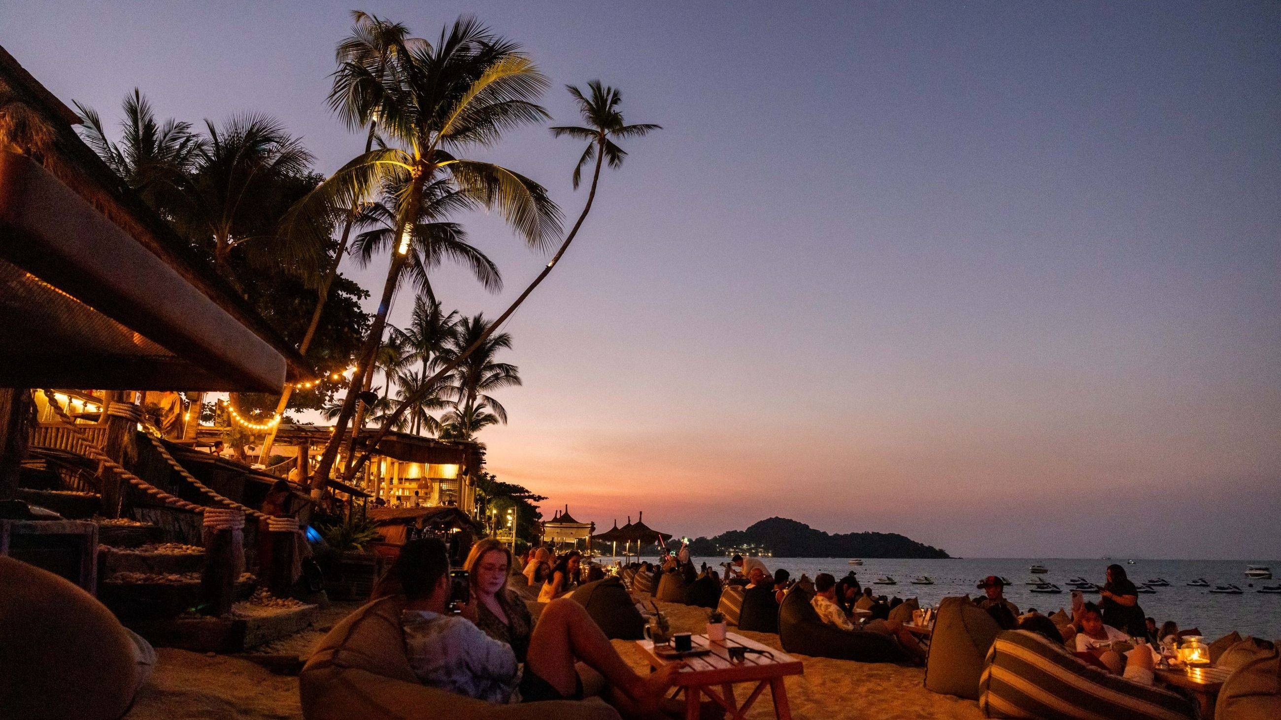 I turisti osservano il tramonto dal ristorante sulla spiaggia Coco Tam’s, sulla spiaggia di Bo Phut, il 23 marzo 2024 a Koh Samui, in Thailandia - Credits: Getty Images 