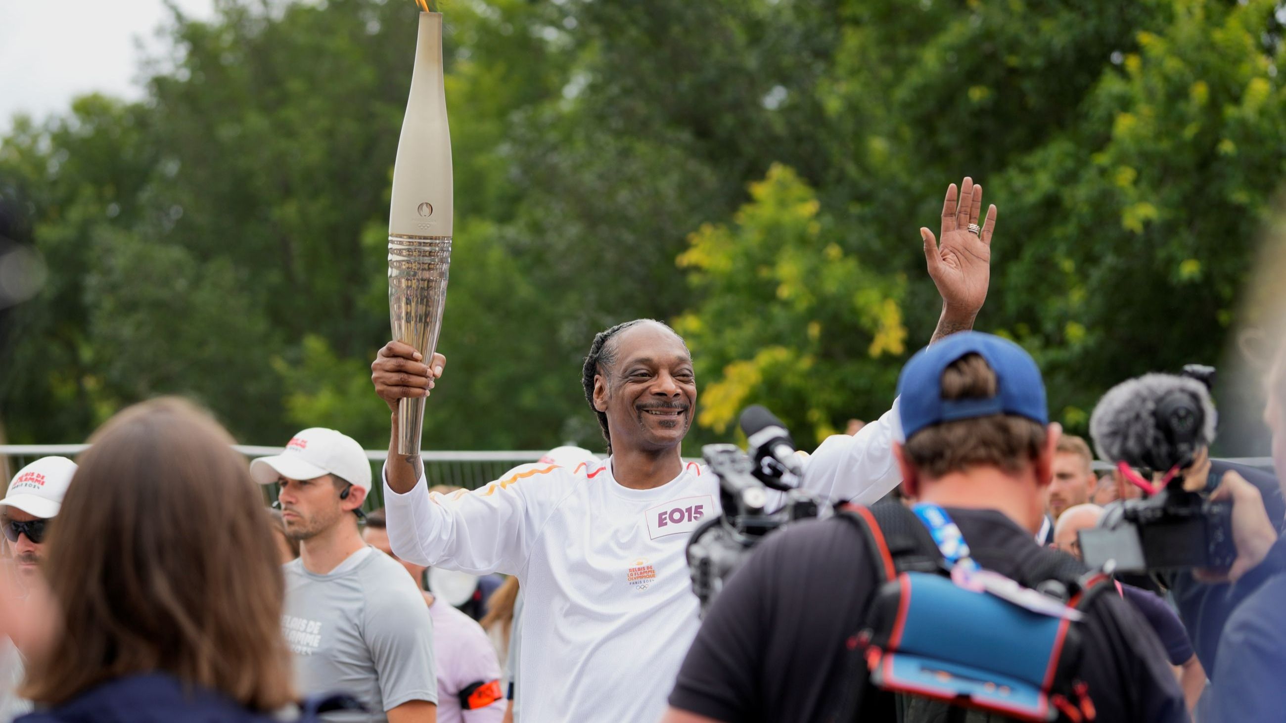 Il rapper americano Snoop Dogg è stato visto portare la fiamma olimpica durante la staffetta della torcia in vista dei Giochi Olimpici Estivi di Parigi 2024, il 26 luglio 2024, nel comune di Saint-Denis a Parigi, in Francia - Credits: Getty Images 