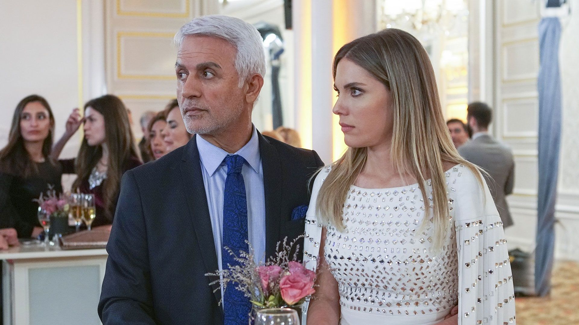 Talat Bulut (Halit Argun) e Eda Ece (Yıldız Argun) in una scena di Forbidden Fruit