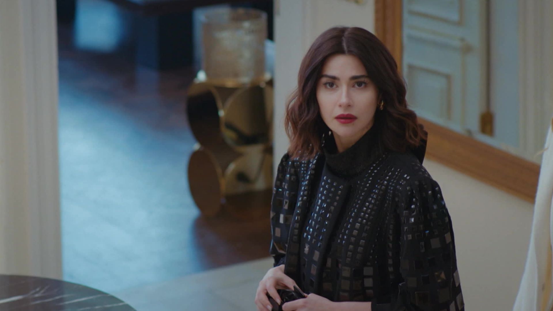 Nesrin Cavadzade (Sahika) un una scena di Forbidden Fruit 3