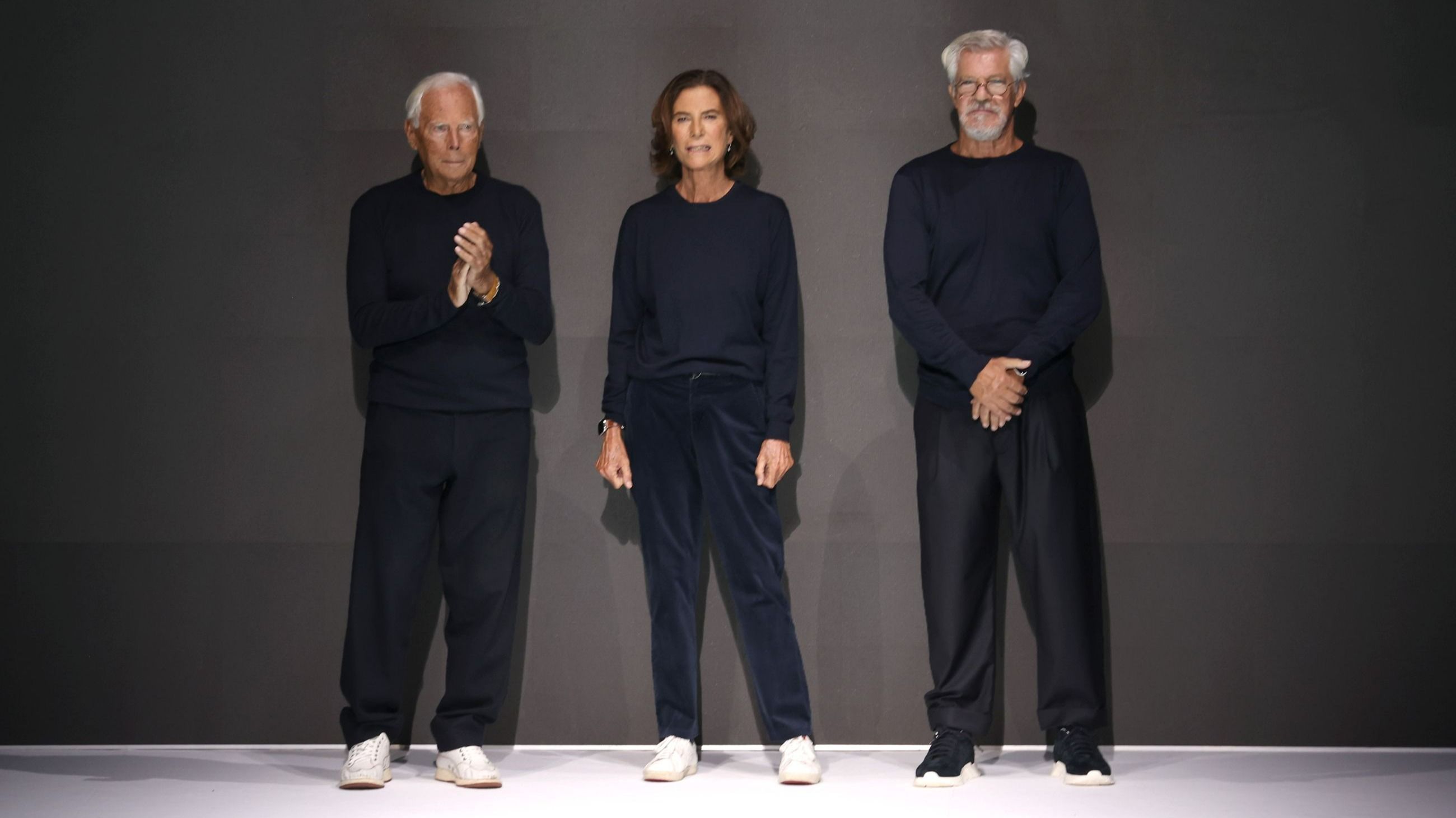 Giorgio Armani, Silvana Armani e Leo Dell’Orco alla fine della sfilata di Emporio Armani Spring/Summer 2022 
(Crediti Getty)