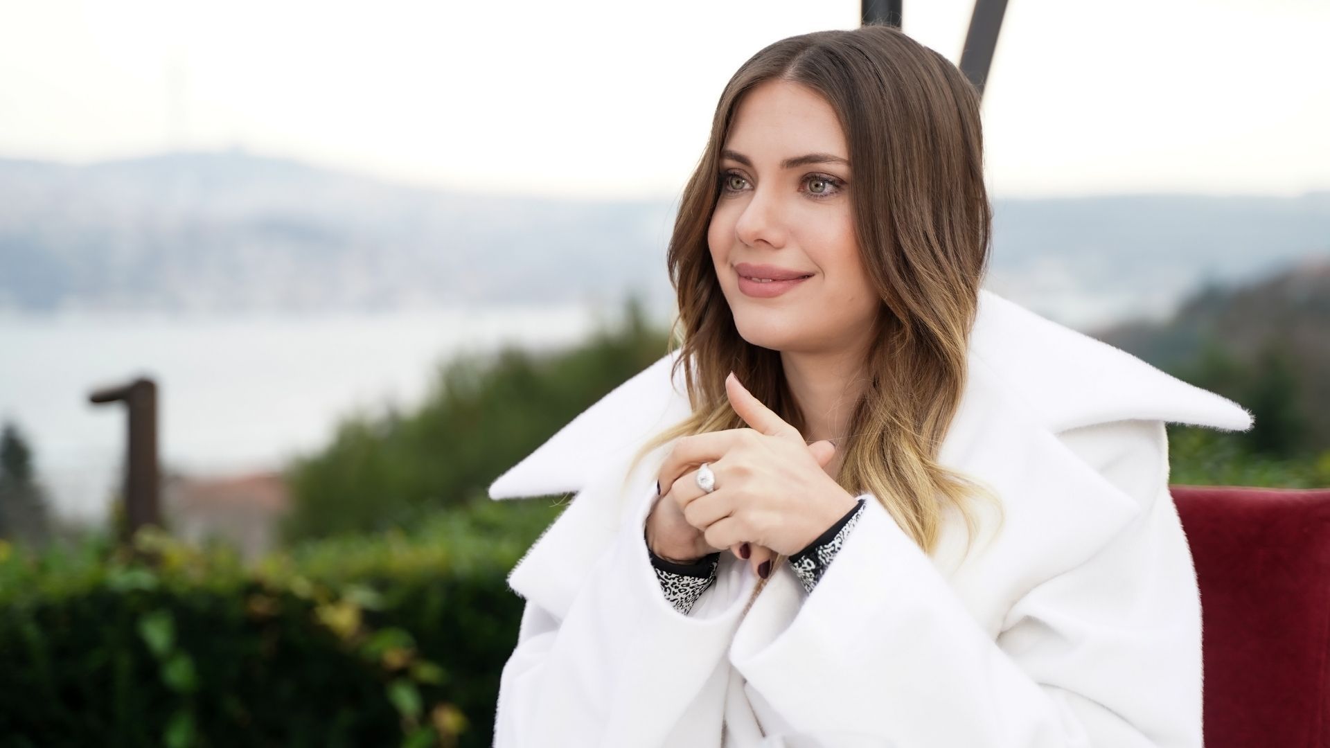 Eda Ece (Yildiz) in una scena di Forbidden Fruit 4