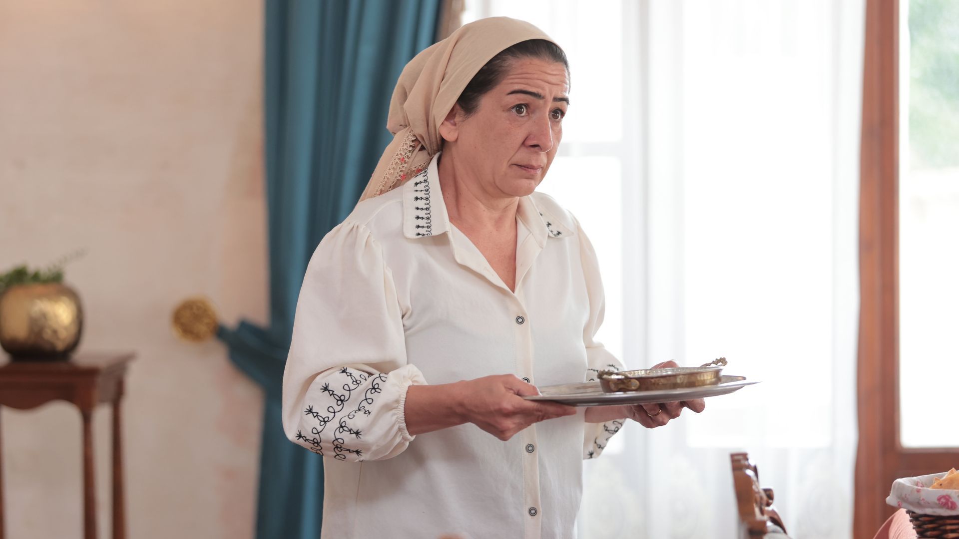 Zeynep Kankonde (Ummu) in una scena di Far away