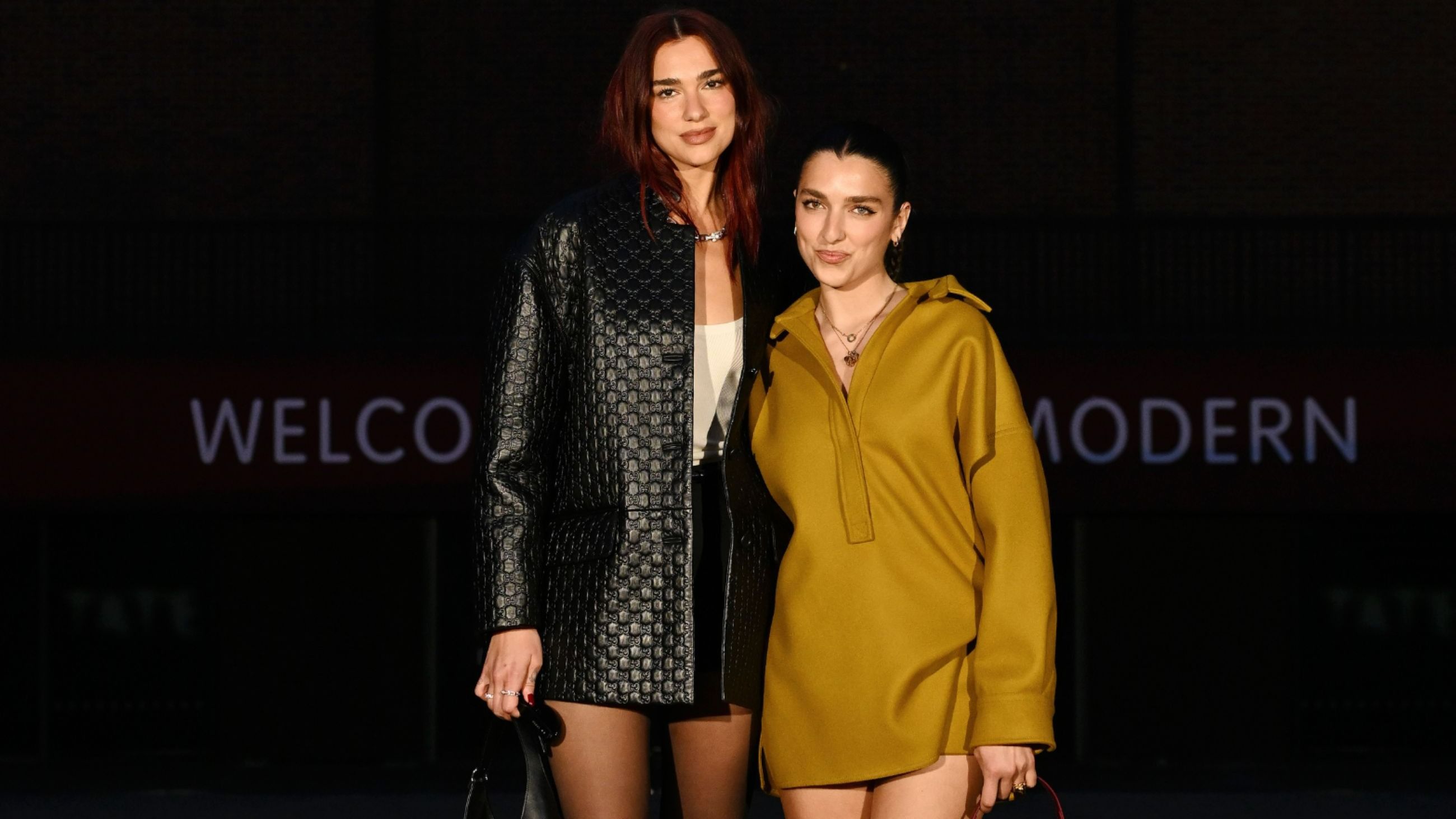 Dua Lipa e Rina Lipa arrivano alla sfilata Gucci Cruise 2025 alla Tate Modern - Credits Getty Images