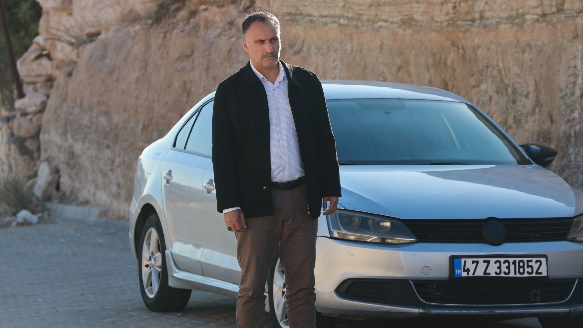 Mehmet Polat (Hasan) in una scena di Far away