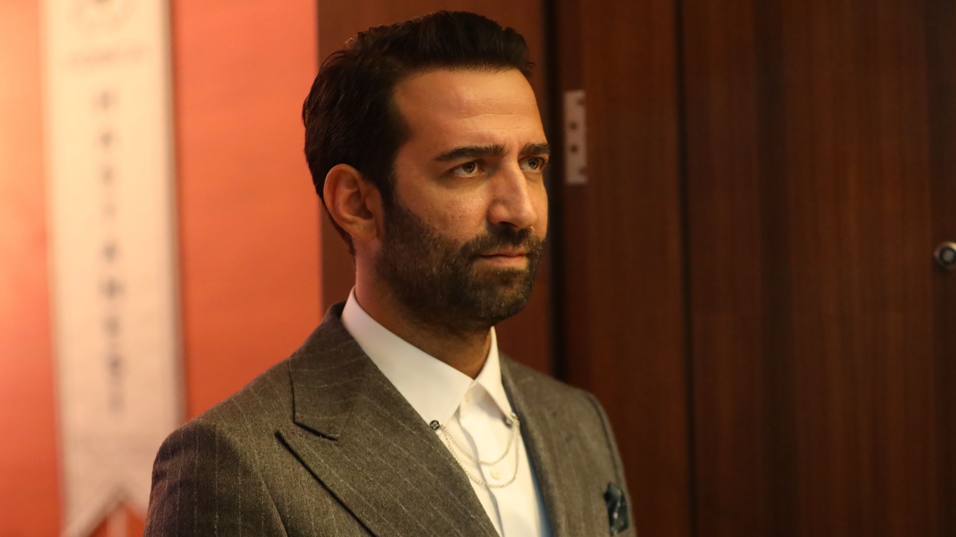 Ferit Kaya (Demir) in una scena di Far away