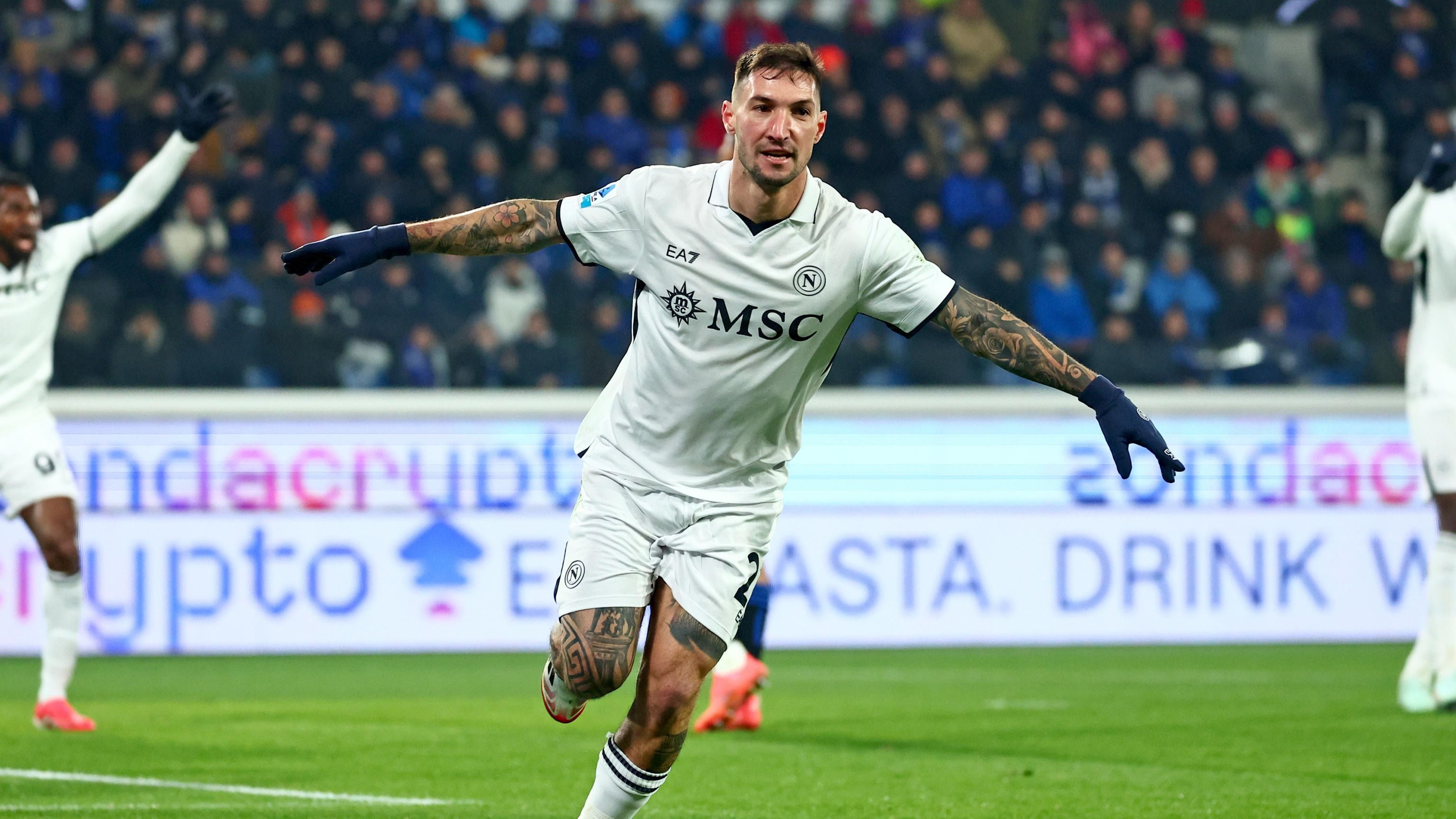 L'esultanza di Matteo Politano, giocatore del Napoli