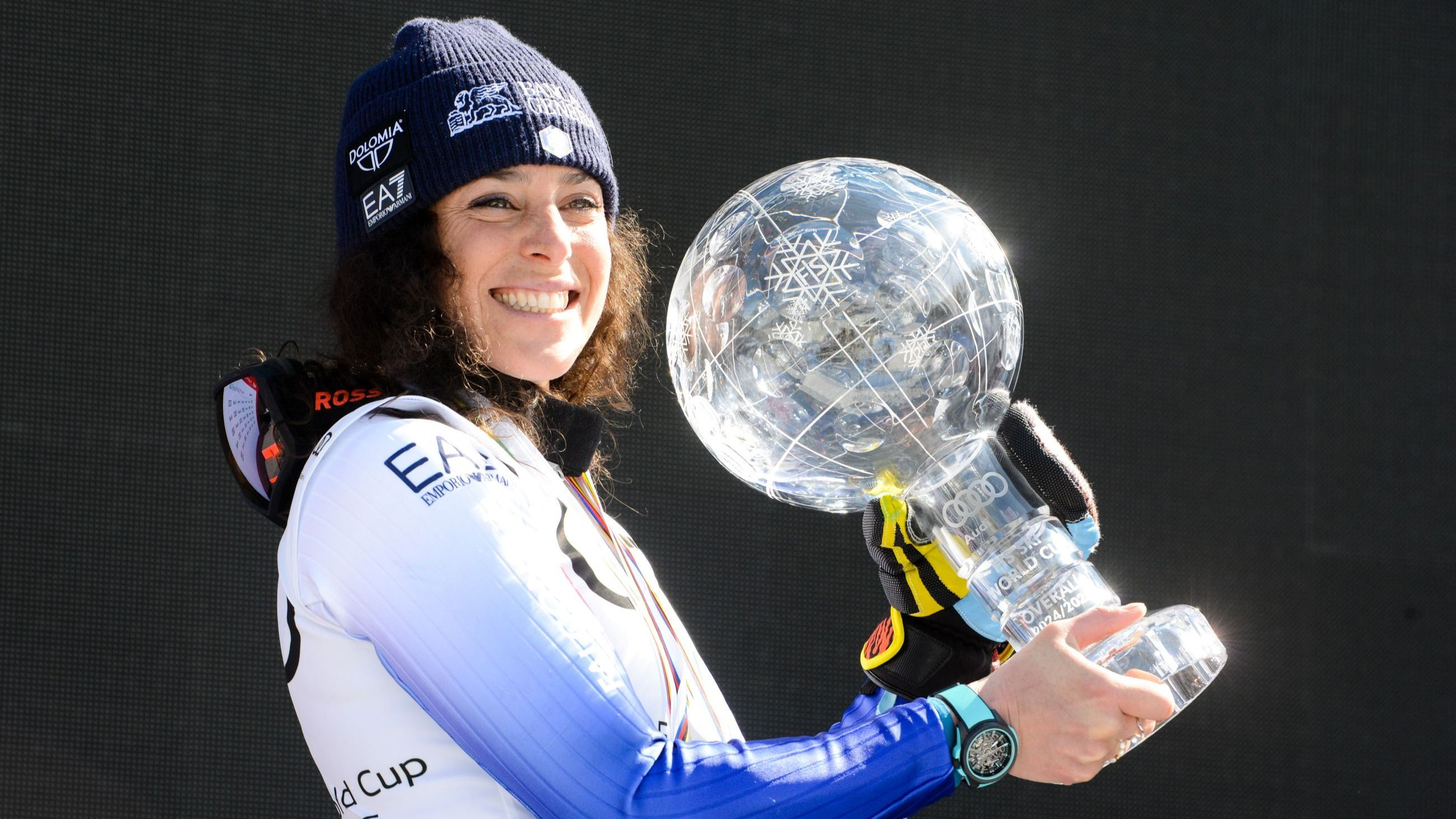 Federica Brignone vincitrice assoluta della stagione di gare di sci alpino FIS 2024/2025, con il Globo di cristallo - Crediti: AGF