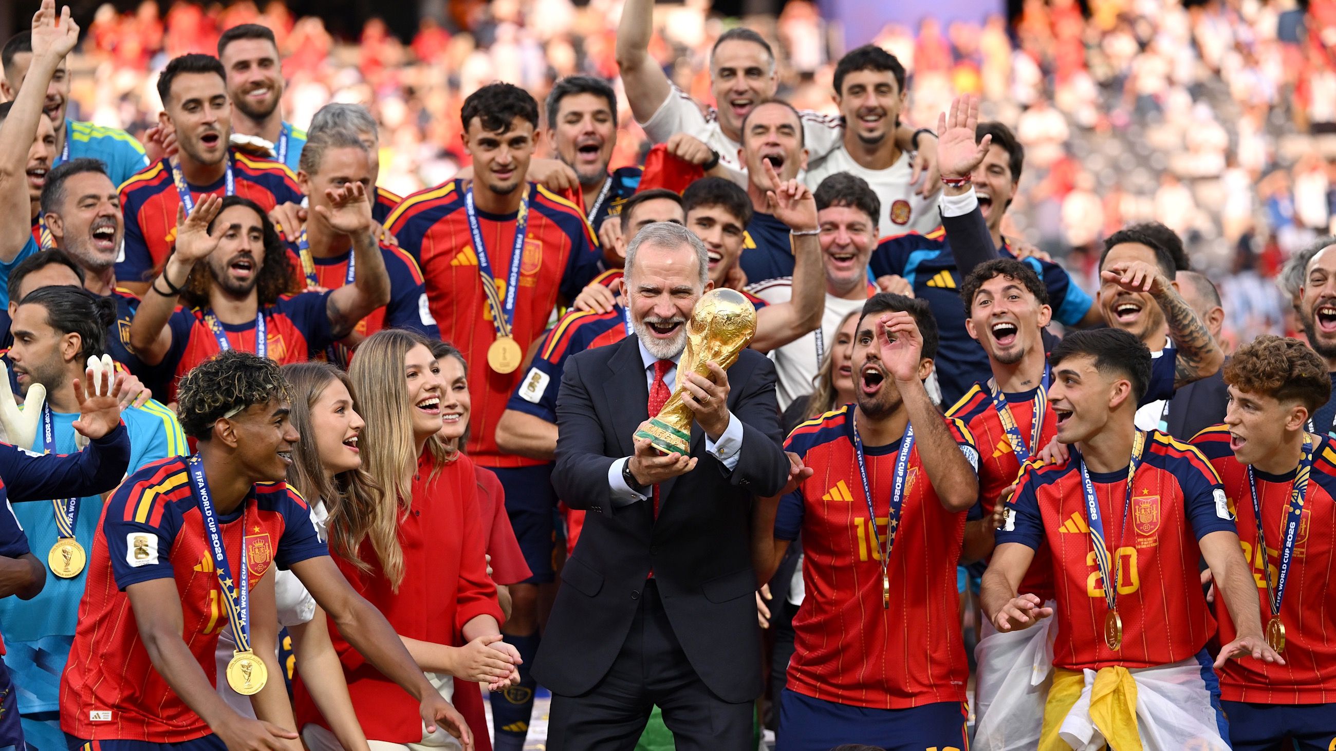  Il re Felipe VI di Spagna solleva il Trofeo della Coppa del Mondo FIFA dei vincitori, mentre la regina Letizia di Spagna, la principessa Leonor di Spagna, la principessa Sofia di Spagna e i giocatori della Spagna assistono alla cerimonia di premiazione al termine della finale della Coppa del Mondo FIFA 2026 tra Spagna e Argentina, disputata al New York New Jersey Stadium il 19 luglio 2026 a East Rutherford, nel New Jersey - Credits: Getty Images