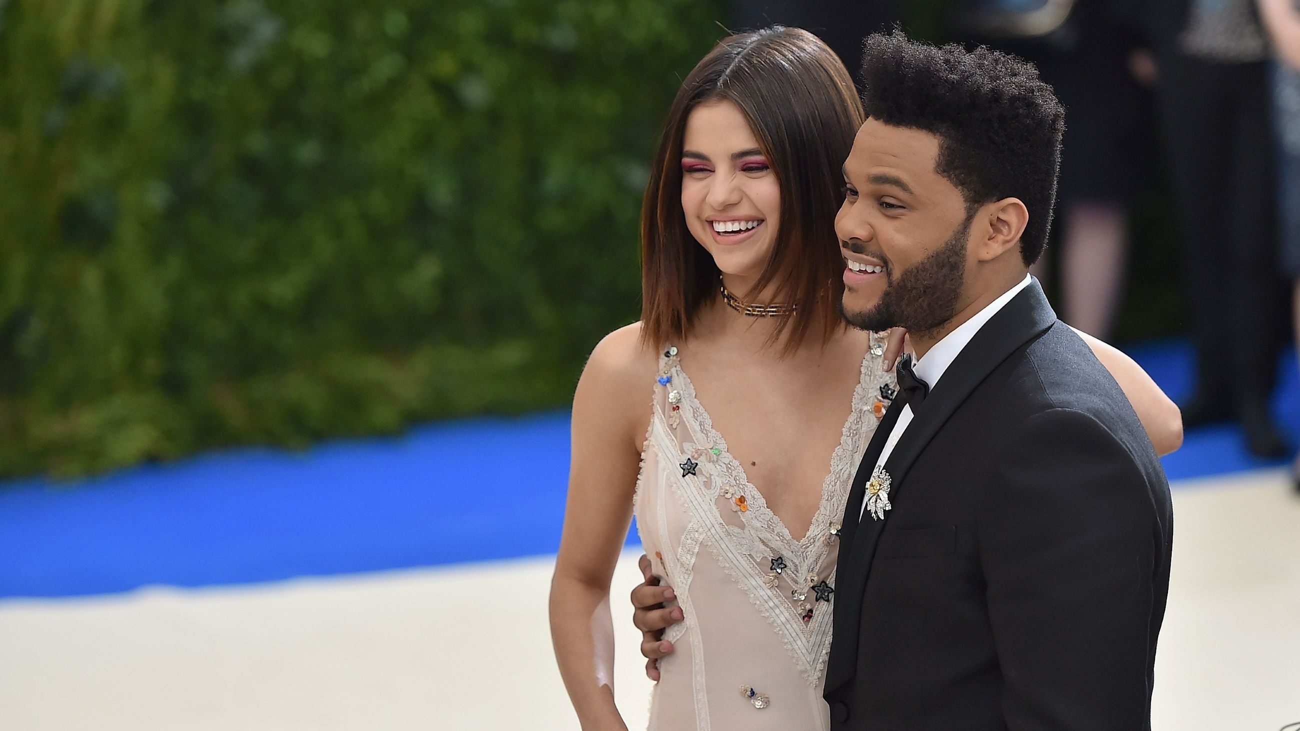 Selena Gomez (a sinistra) e The Weeknd partecipano al Gala del Costume Institute "Rei Kawakubo/Comme des Garçons: Art of the In-Between" presso il Metropolitan Museum of Art il 1° maggio 2017 a New York City - Credits: Getty Images