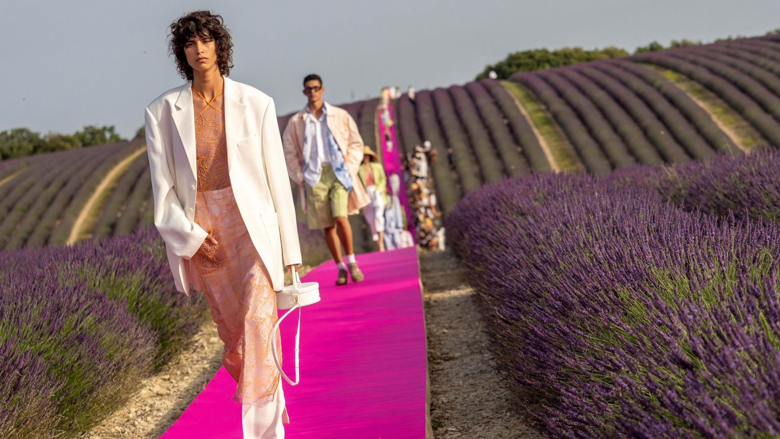 Una modella sfila in passerella durante la sfilata della collezione uomo SS2020 di Jacquemus - Credits Getty Images