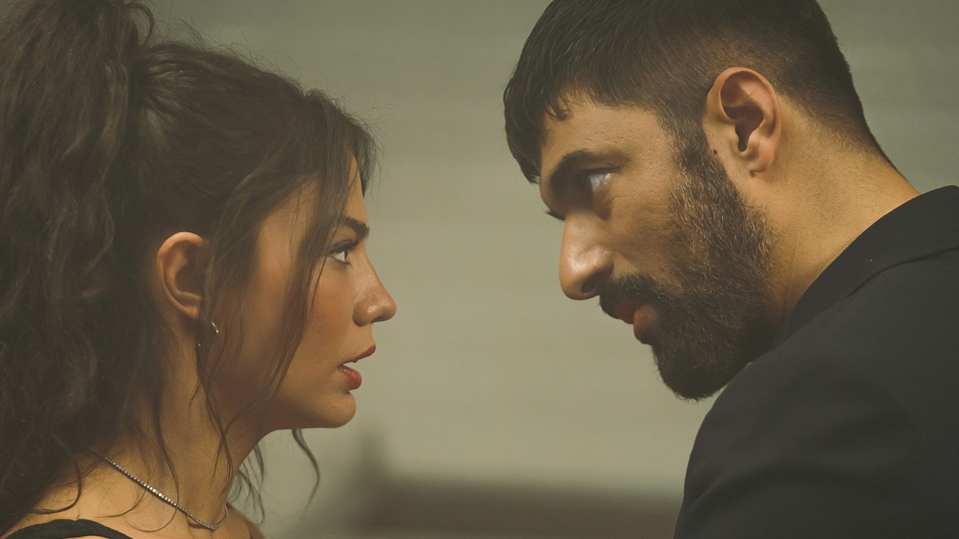 Demet Özdemir (Farah) e Engin Akyürek (Tahir) in Io sono Farah