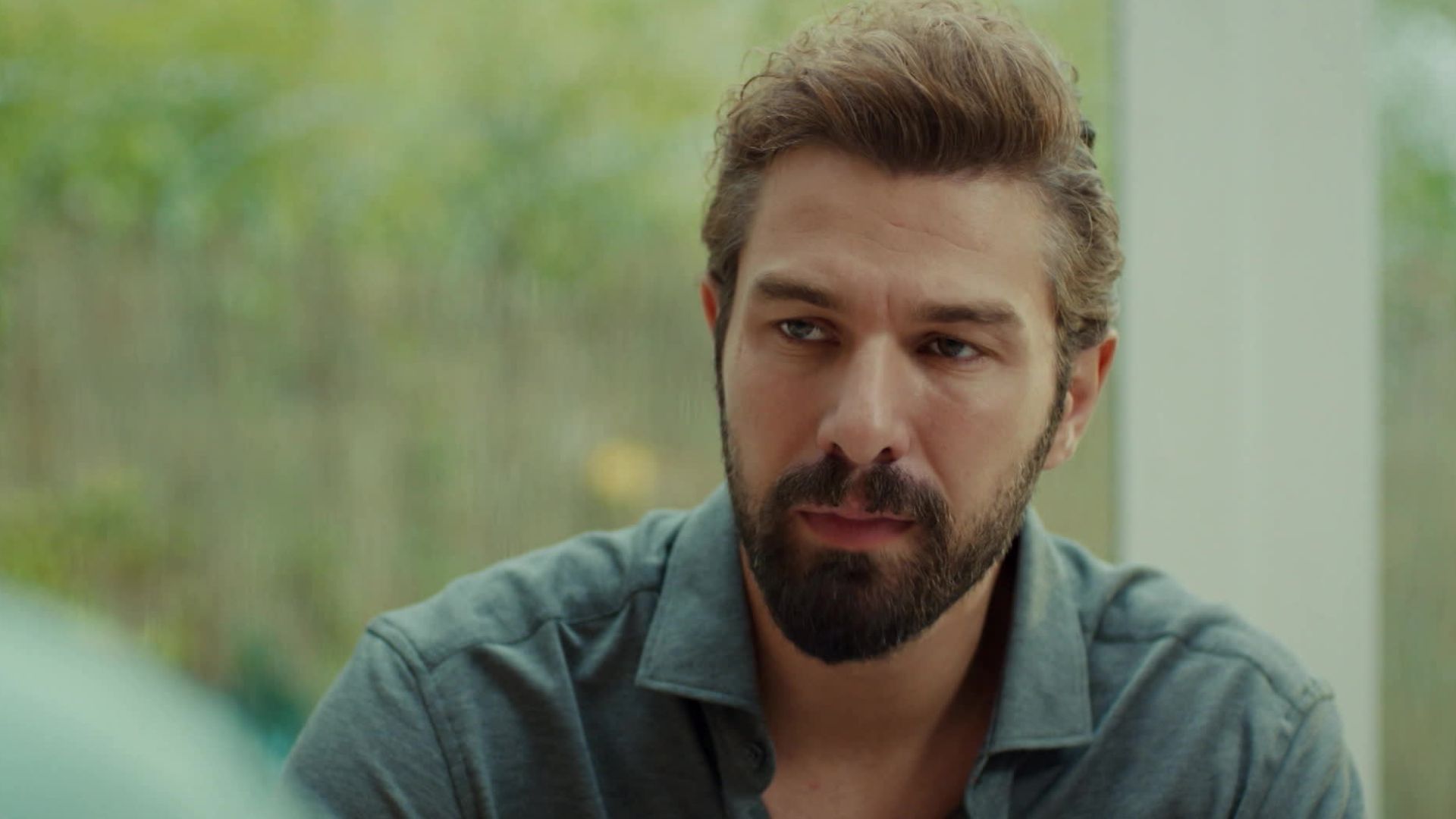Furkan Palali (Nejat) in una scena di My Sweet Lie
