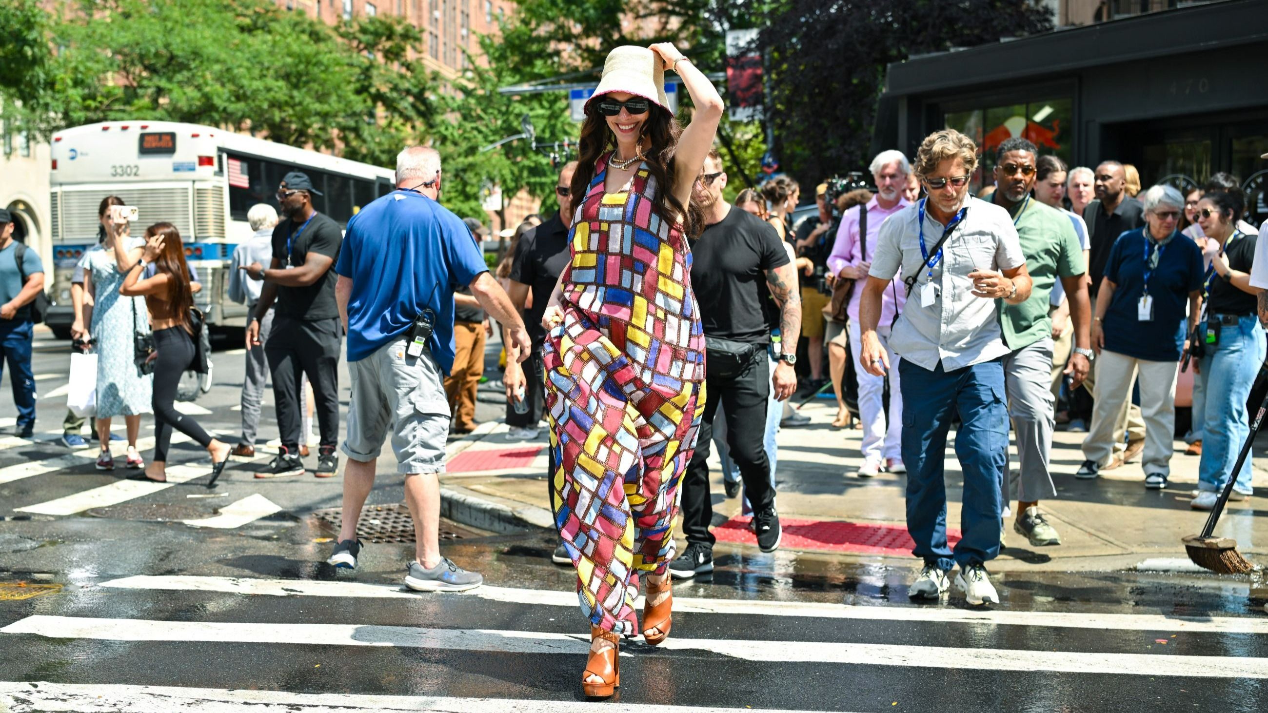 Anne Hathaway è stata fotografata sul set di "Il diavolo veste Prada 2" a Chelsea, New York, il 21 luglio 2025