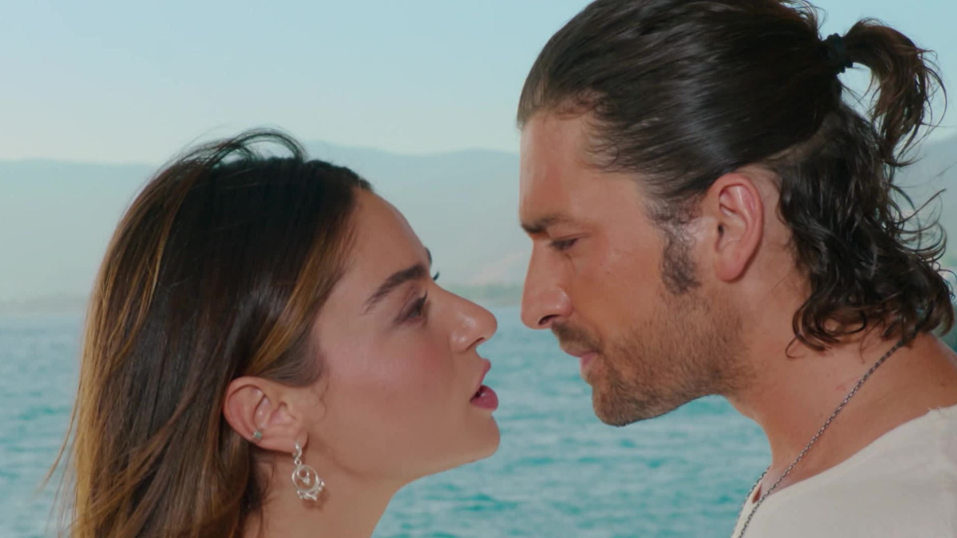 Ayca Aysin Turan (Haziran) e Alp Navruz (Poyraz) in una scena di Be my sunshine