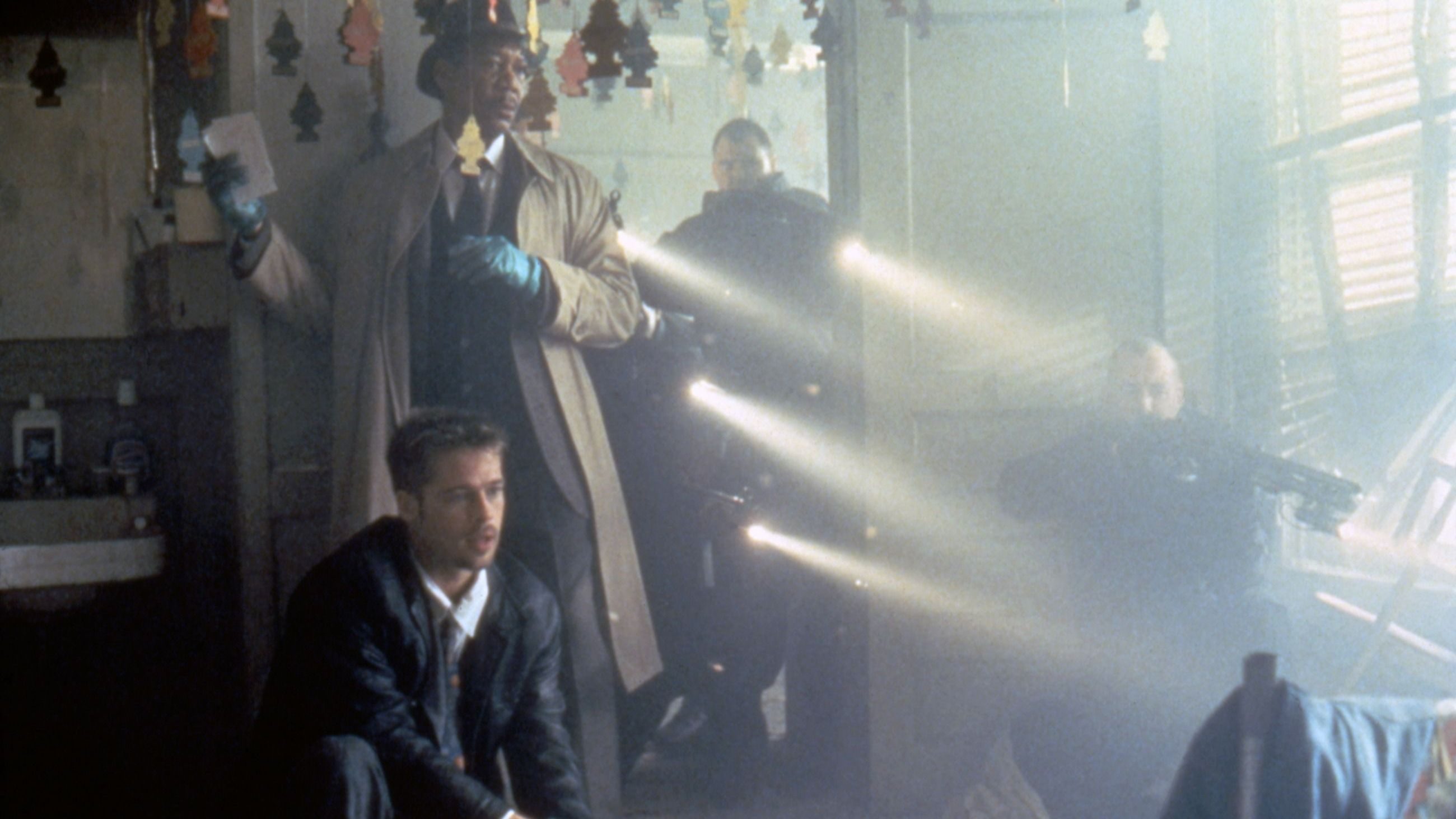 Brad Pitt e Morgan Freeman sul set del film Se7en, diretto da David Fincher
Credits: Getty Images