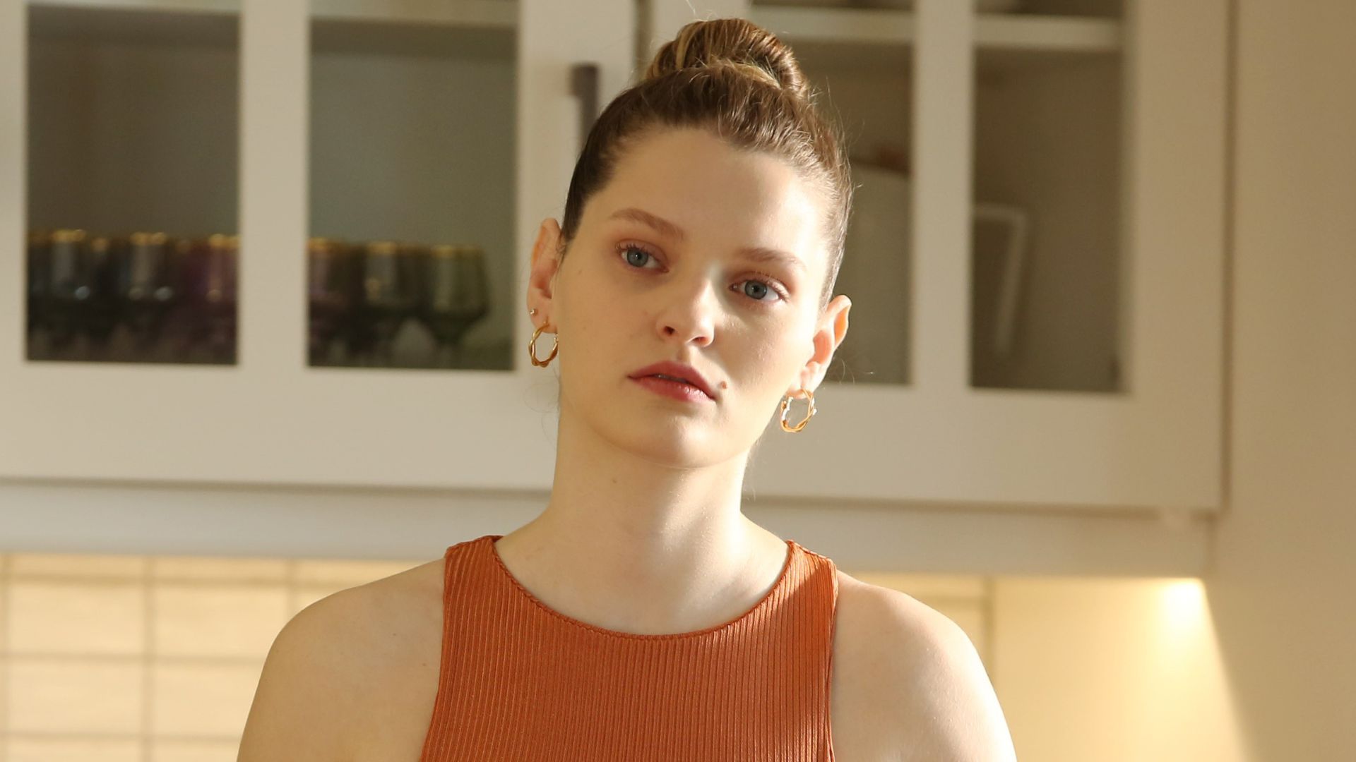 Gozde Turker (Harika) in una scena di Tutto per la mia famiglia