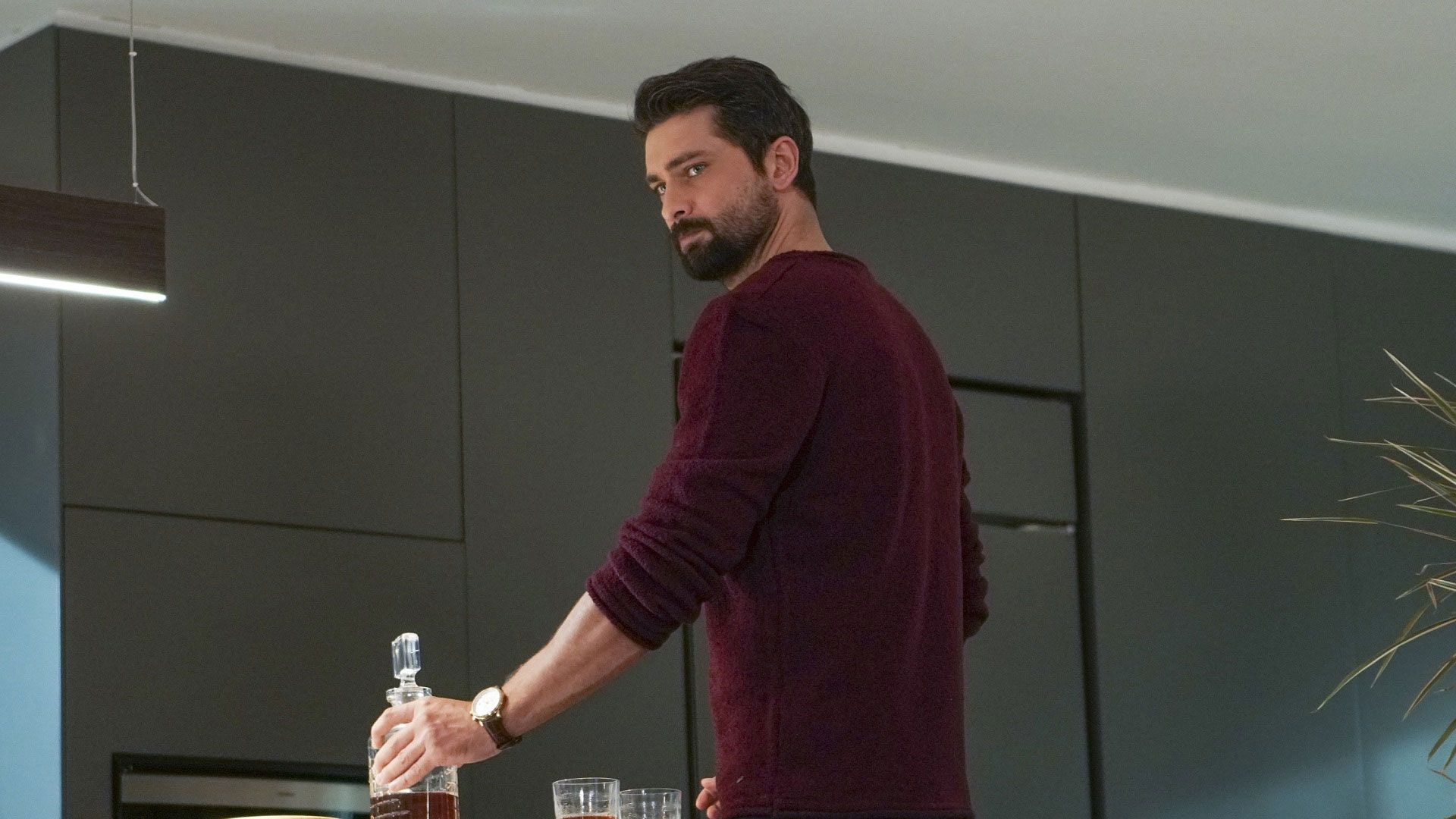 Onur Tuna (Alihan Taşdemir) in una scena di Forbidden Fruit 2