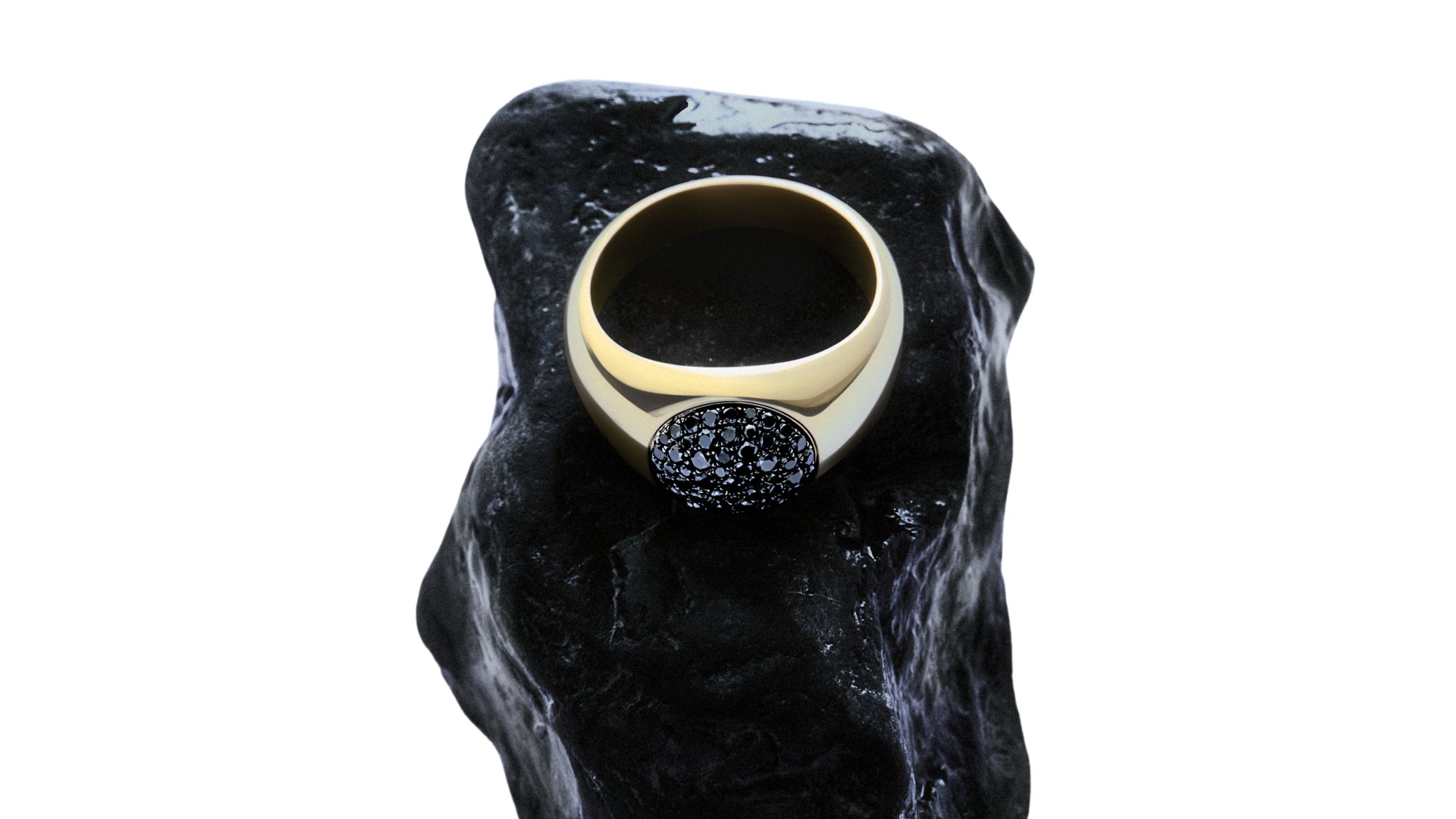 Anello chevalier realizzato in oro, decorato con 61 diamanti taglio brillante neri; prima collezione fine jewelry da uomo, Giorgio Armani - Credits: Ufficio Stampa