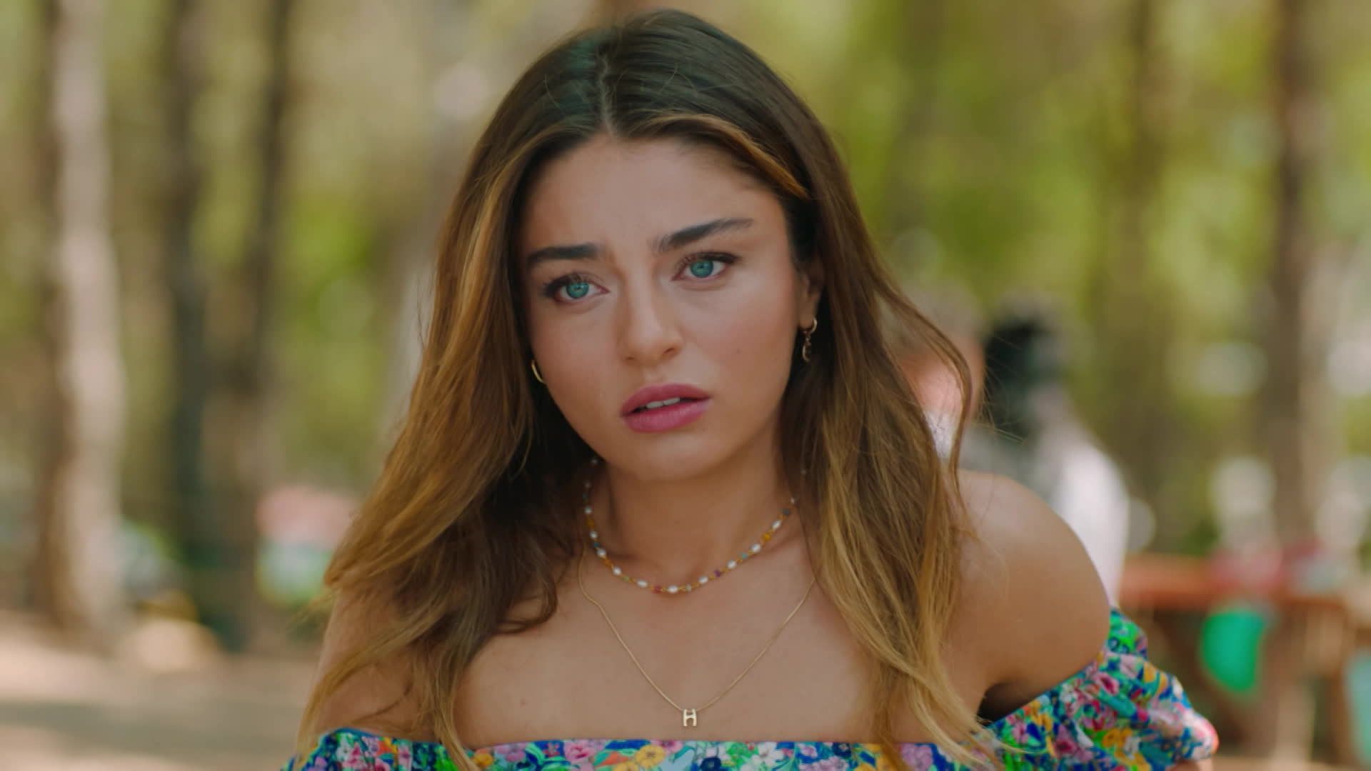 Ayca Aysin Turan (Haziran) in una scena di Be My Sunshine.