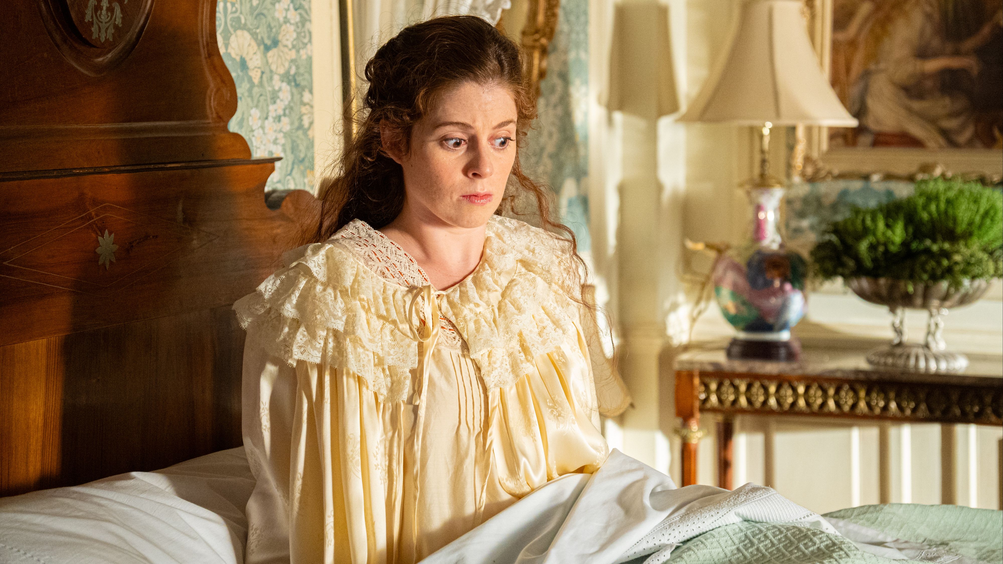 Maria Fernandez, interpretata da Sara Molina, in una scena de La Promessa