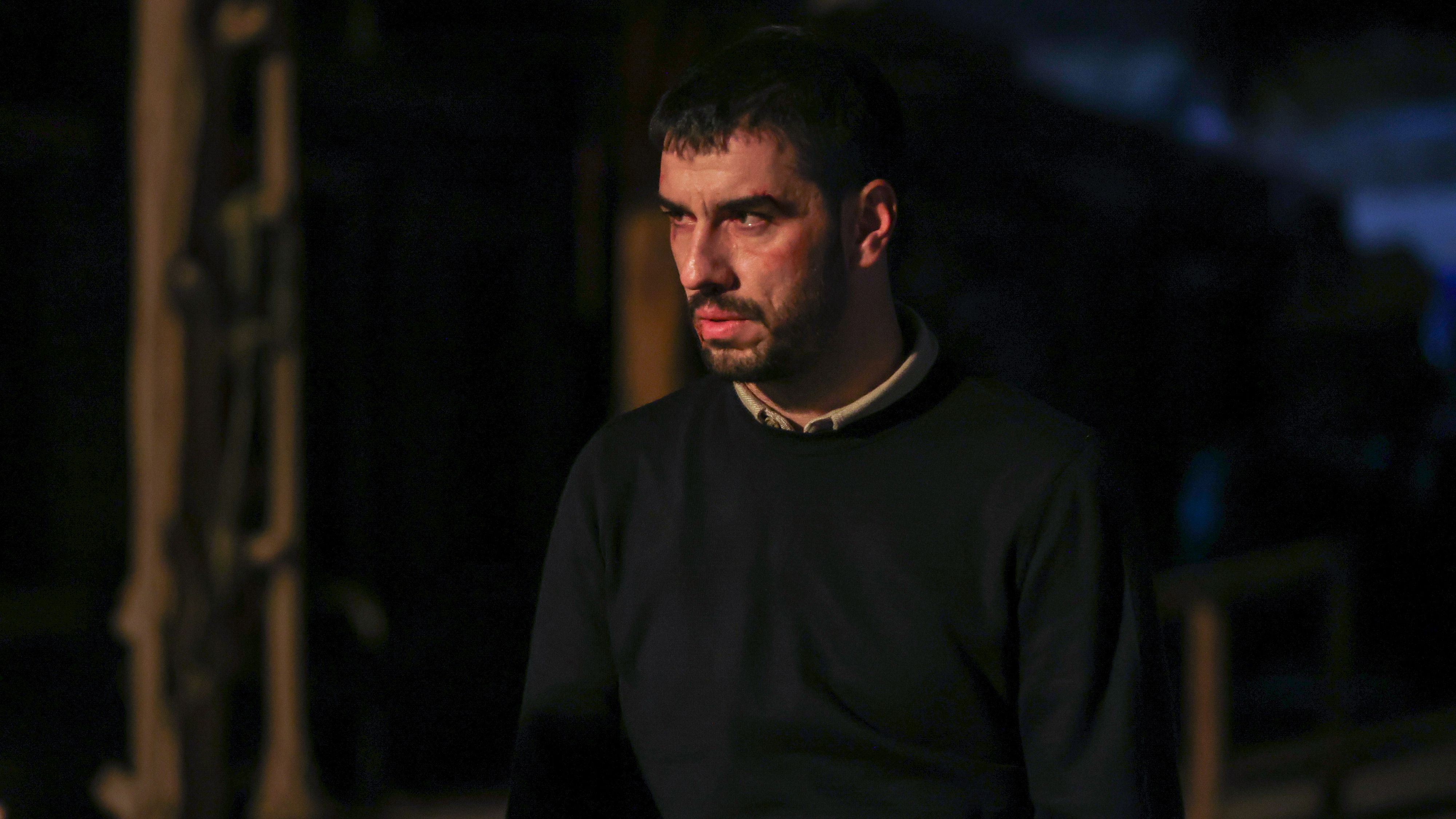 Nuh, interpretato da Aras Aydin, in una scena de La notte nel cuore